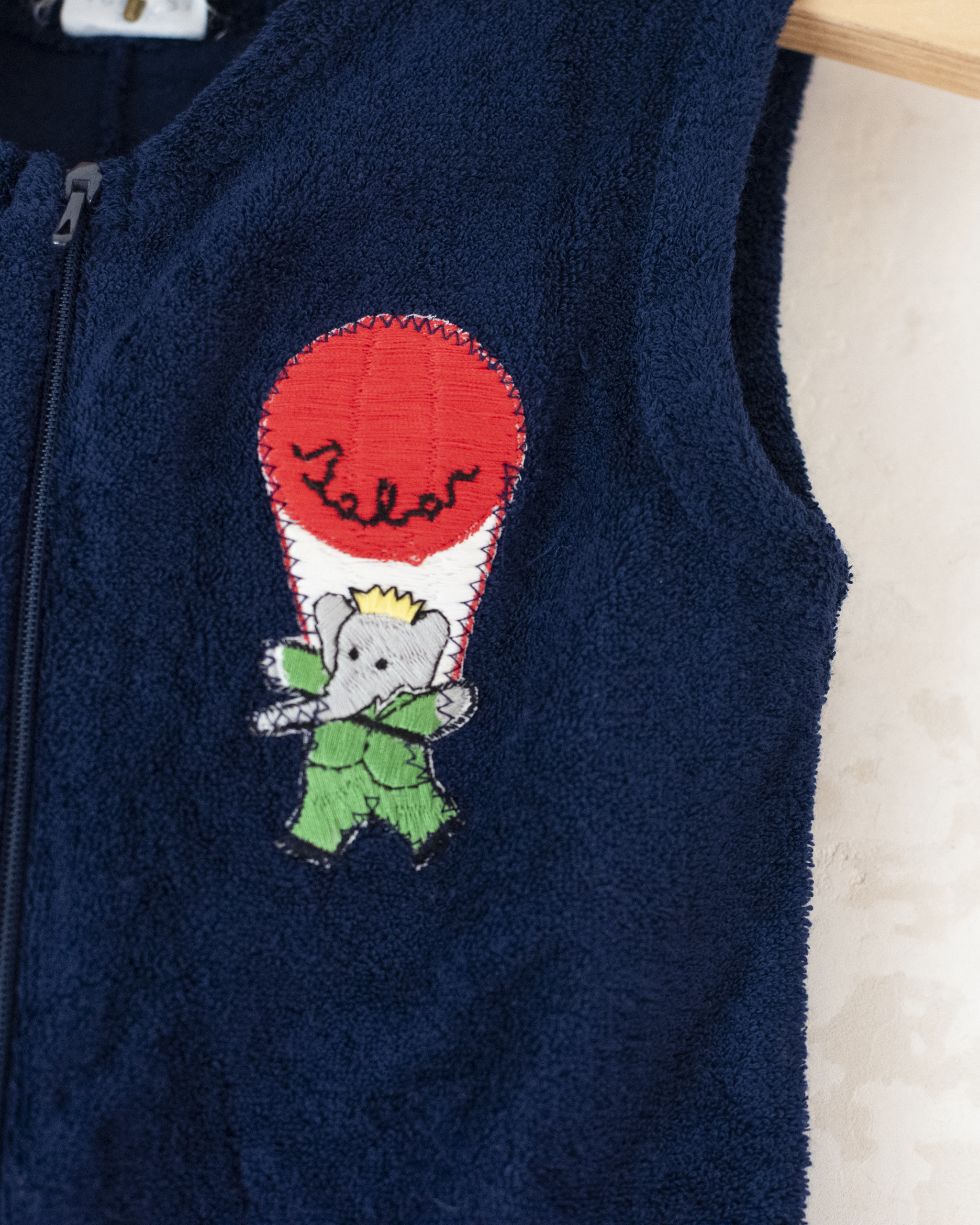 אוברול מבד מגבת עם רקמה של המלך בבר ומצנח | דד סטוק צרפתי מהסבנטיז | 2-3 שנים