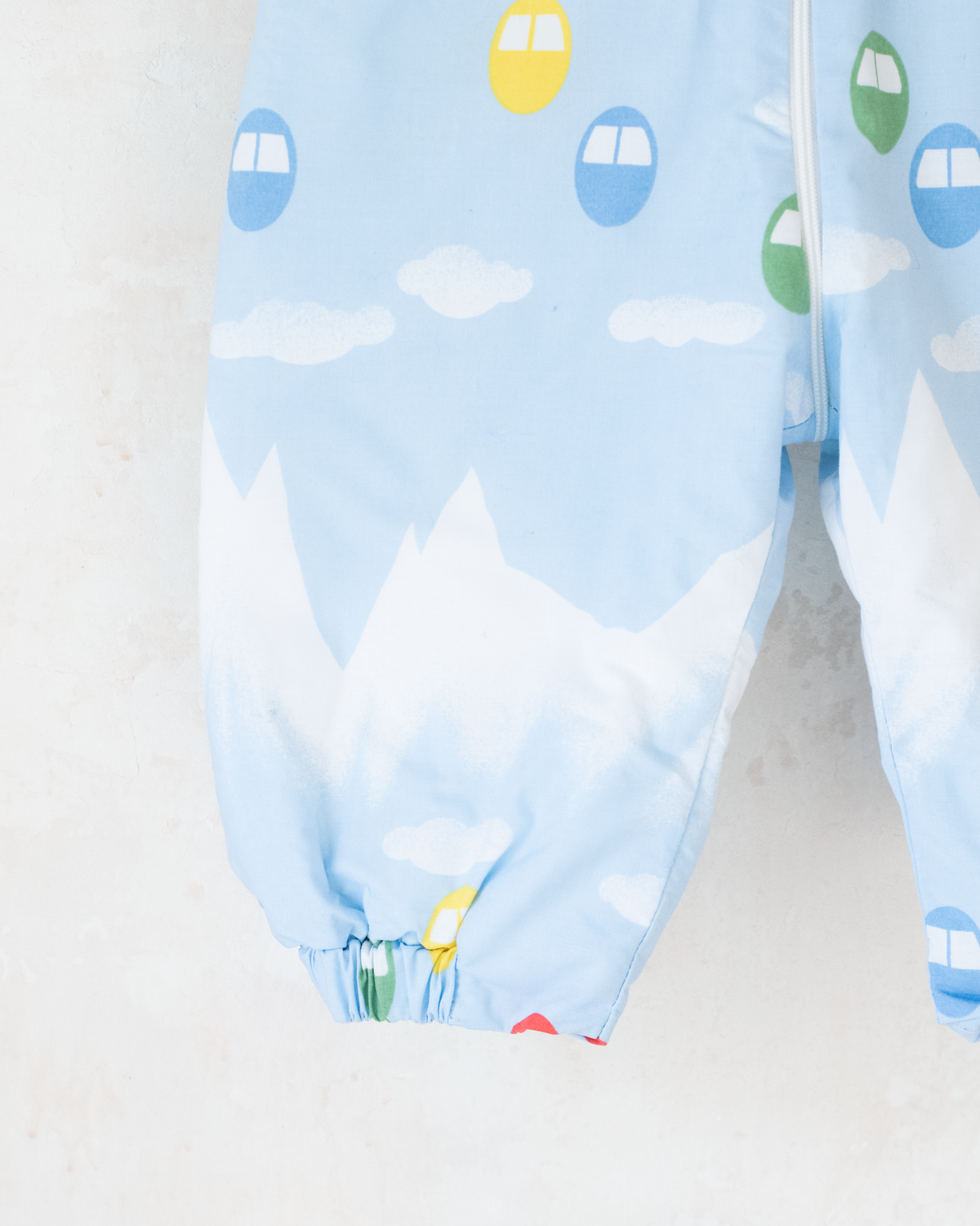 Overall with a snowy view and cable car | 6-9 months