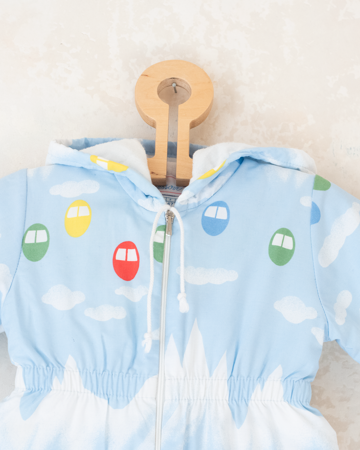 Overall with a snowy view and cable car | 6-9 months