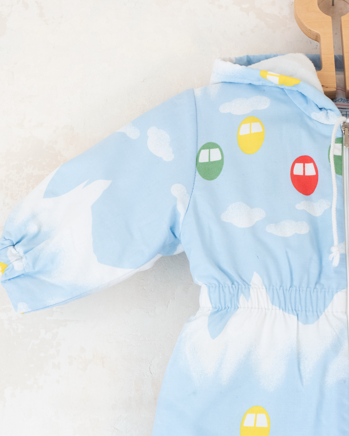 Overall with a snowy view and cable car | 6-9 months