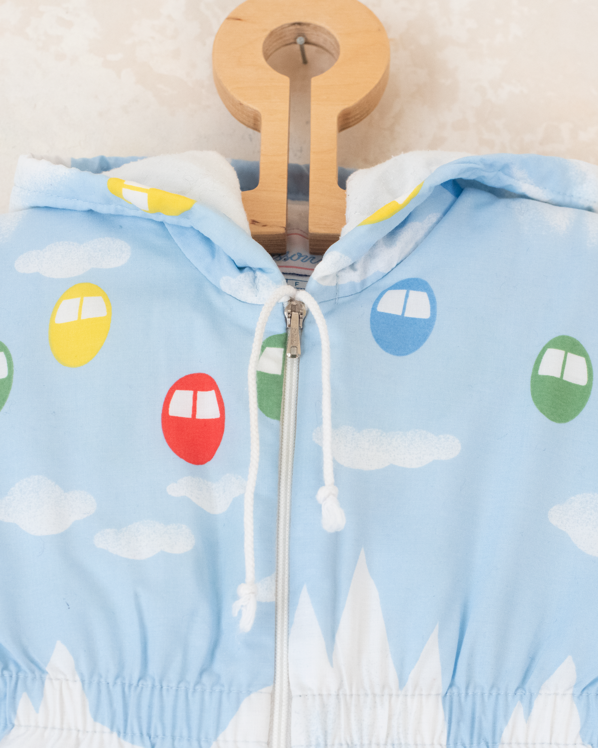 Overall with a snowy view and cable car | 6-9 months