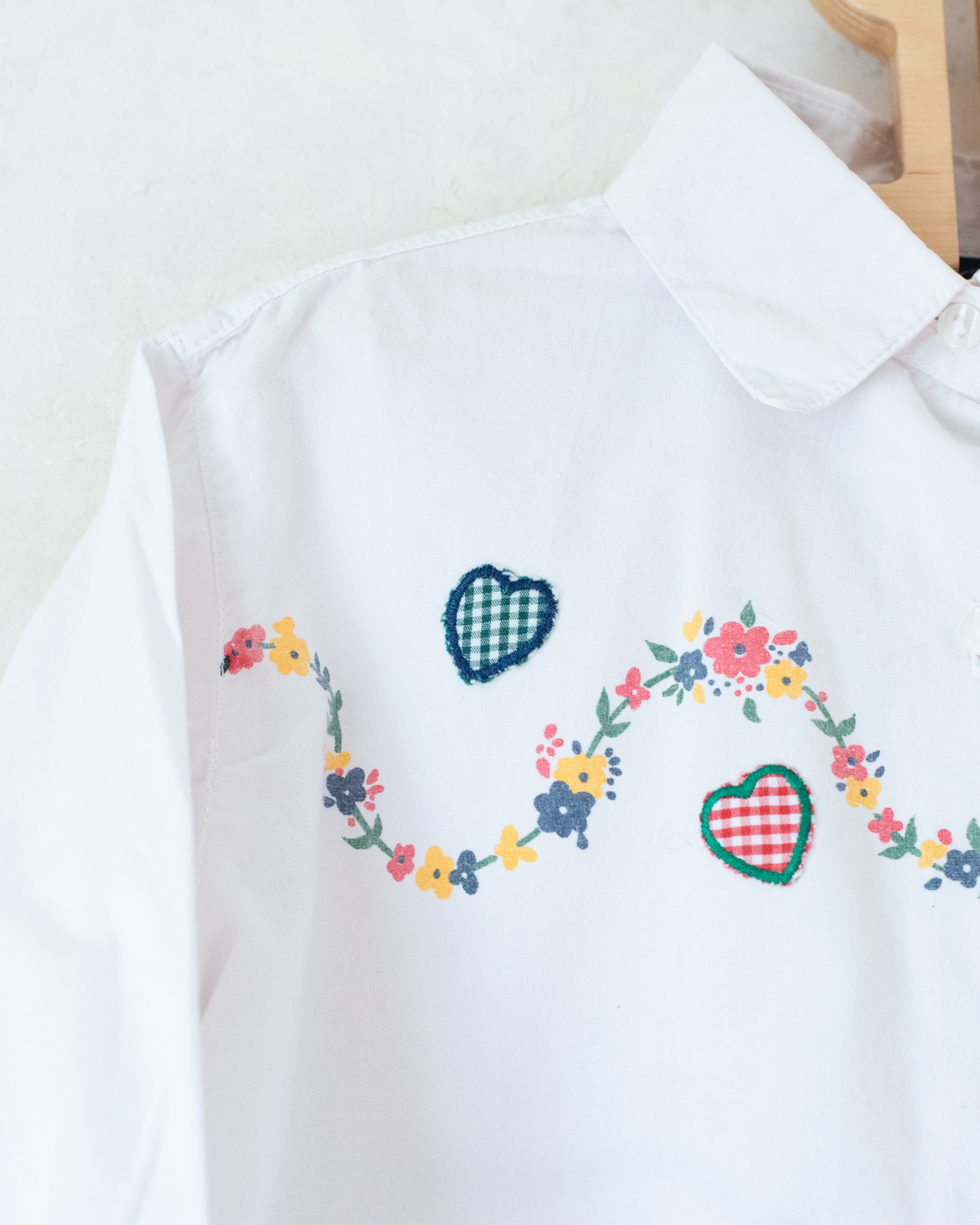 White shirt with flowers and hearts | 4-5 years