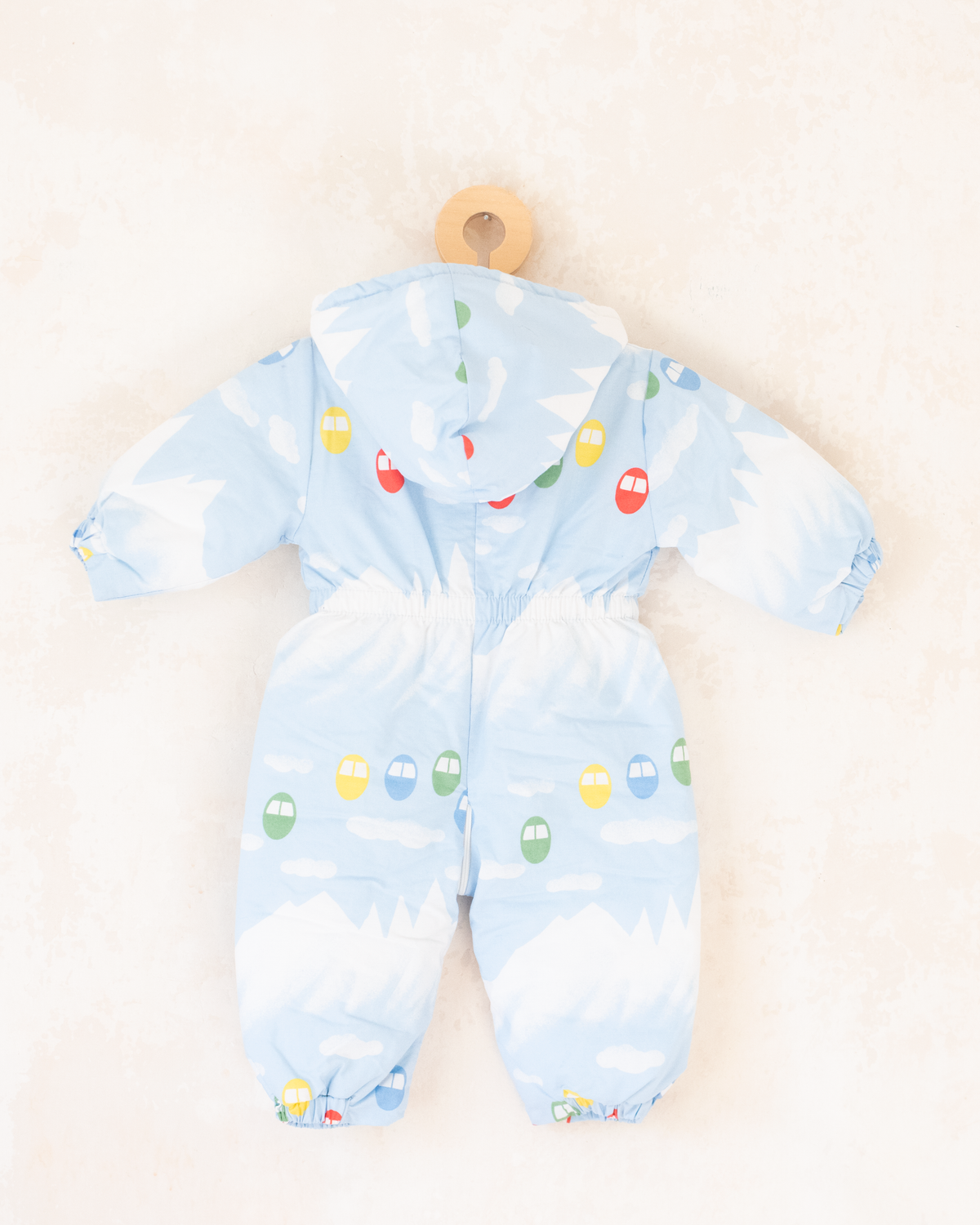 Overall with a snowy view and cable car | 6-9 months