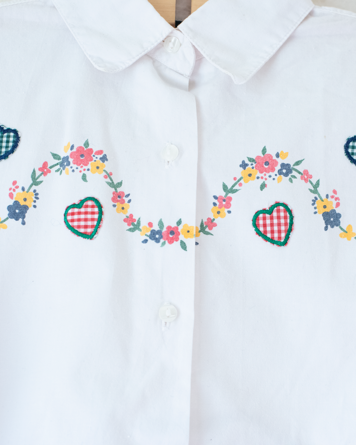 White shirt with flowers and hearts | 4-5 years