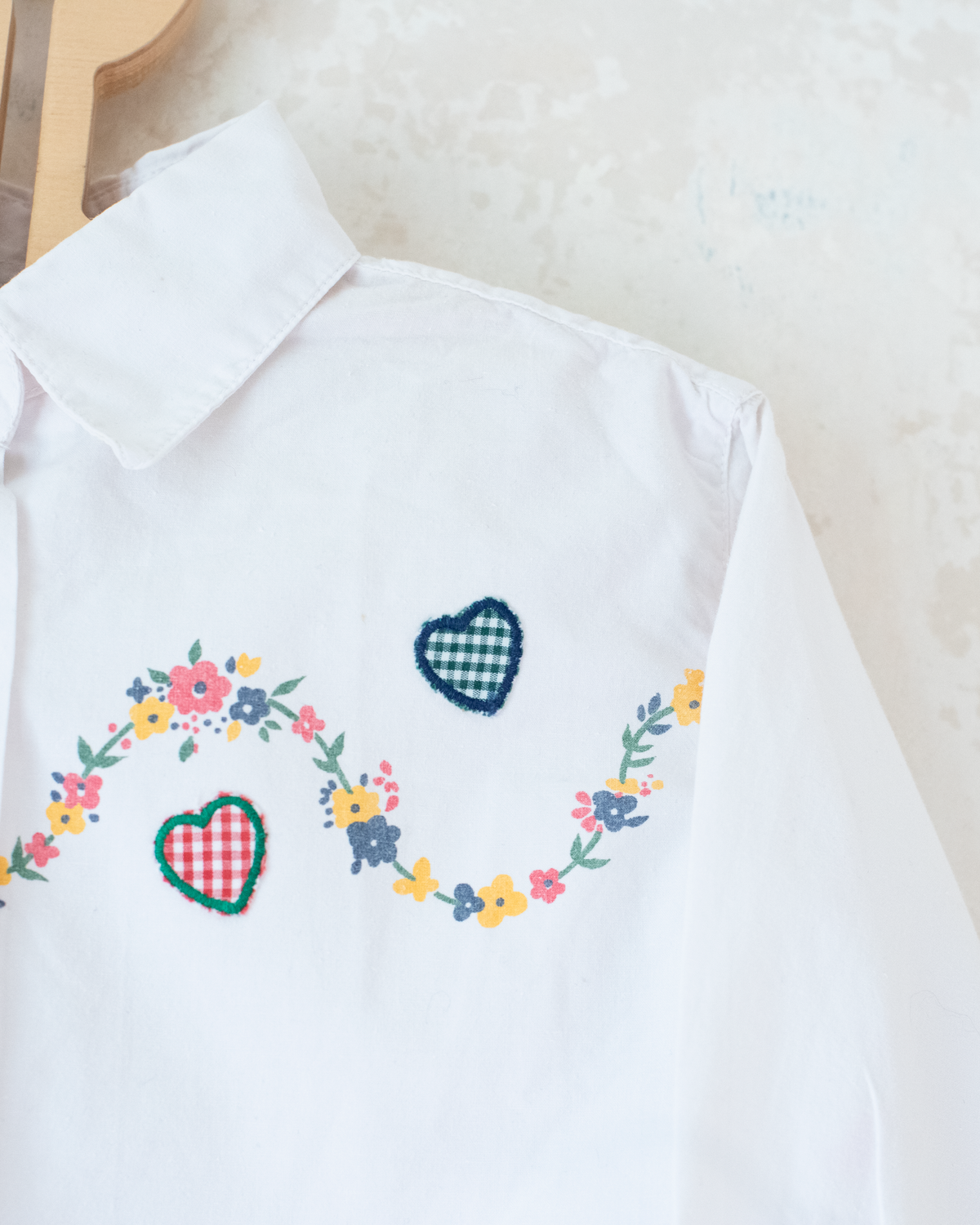 White shirt with flowers and hearts | 4-5 years