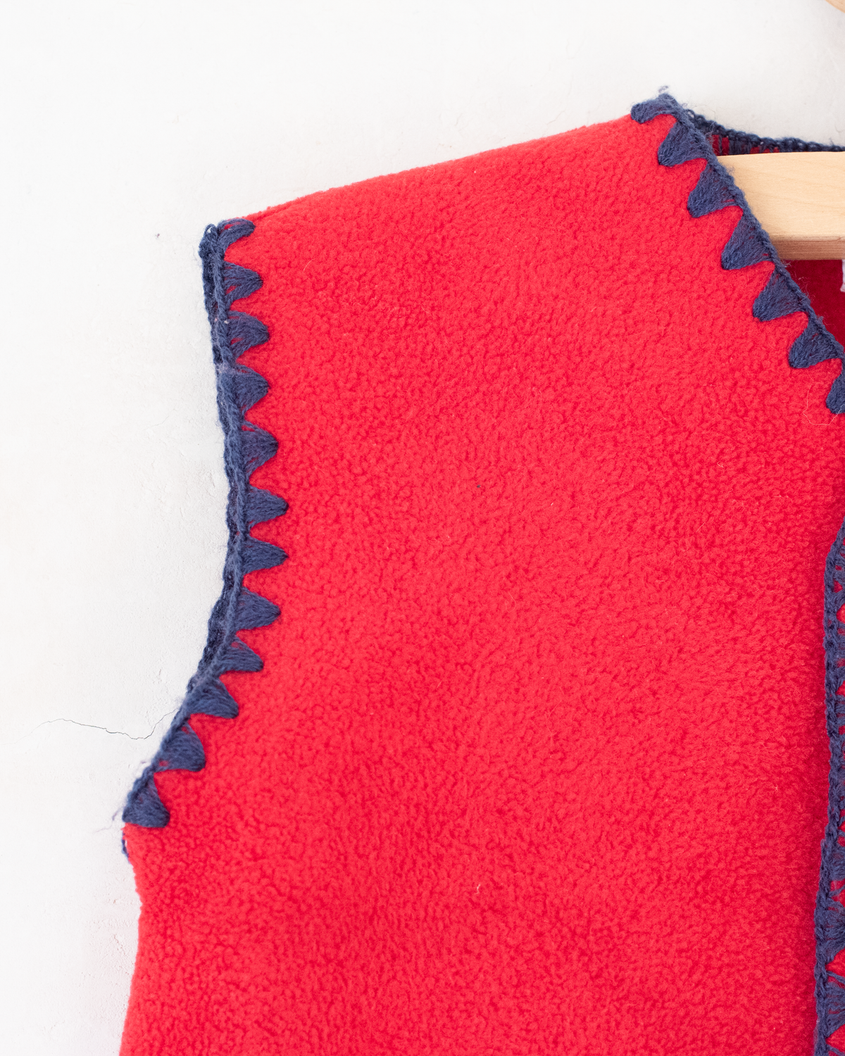 Red fleece vest with beaver embroidery | 12-18 months