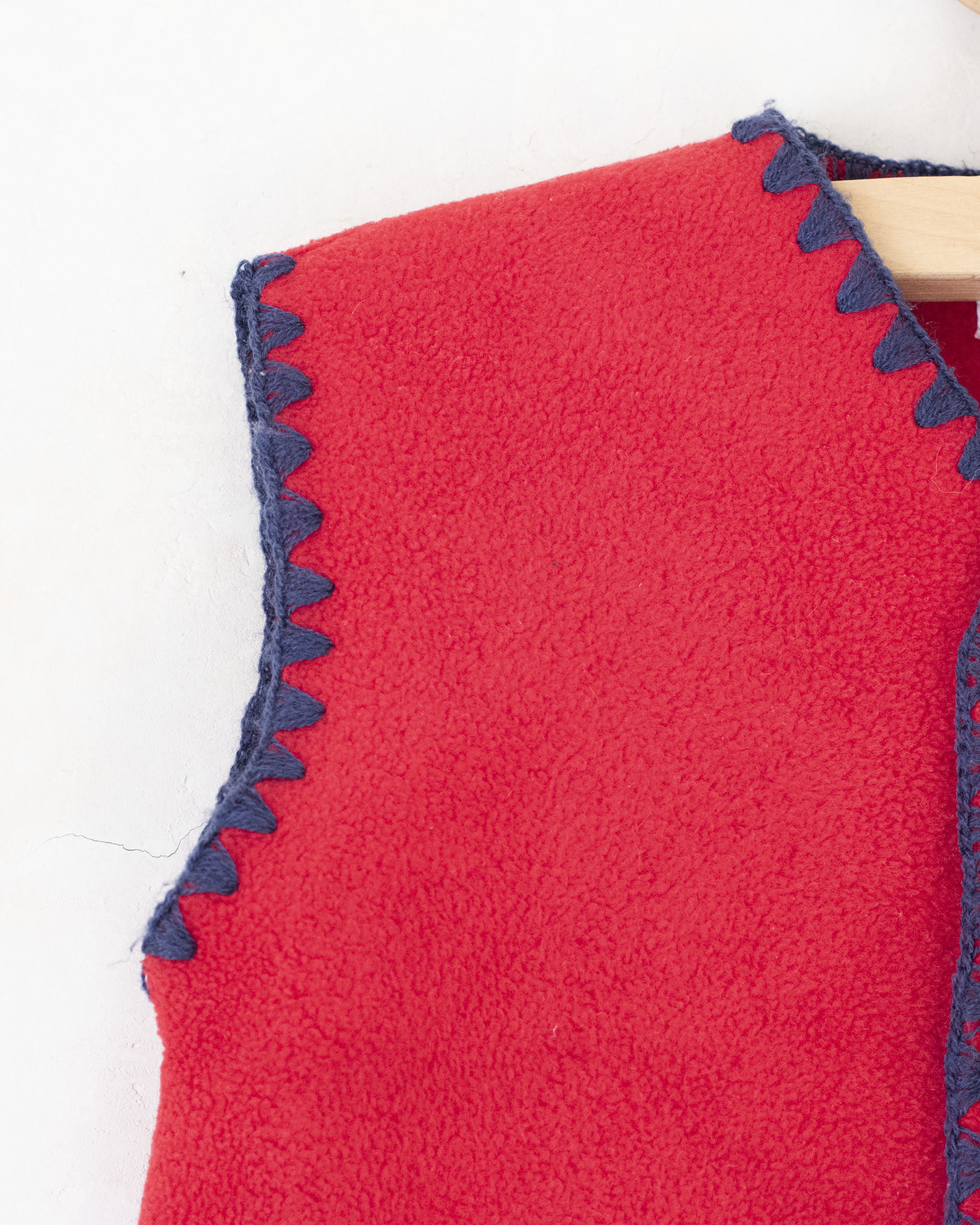 אפודת פליז אדומה עם רקמה של בונה | 12-18 חודשים