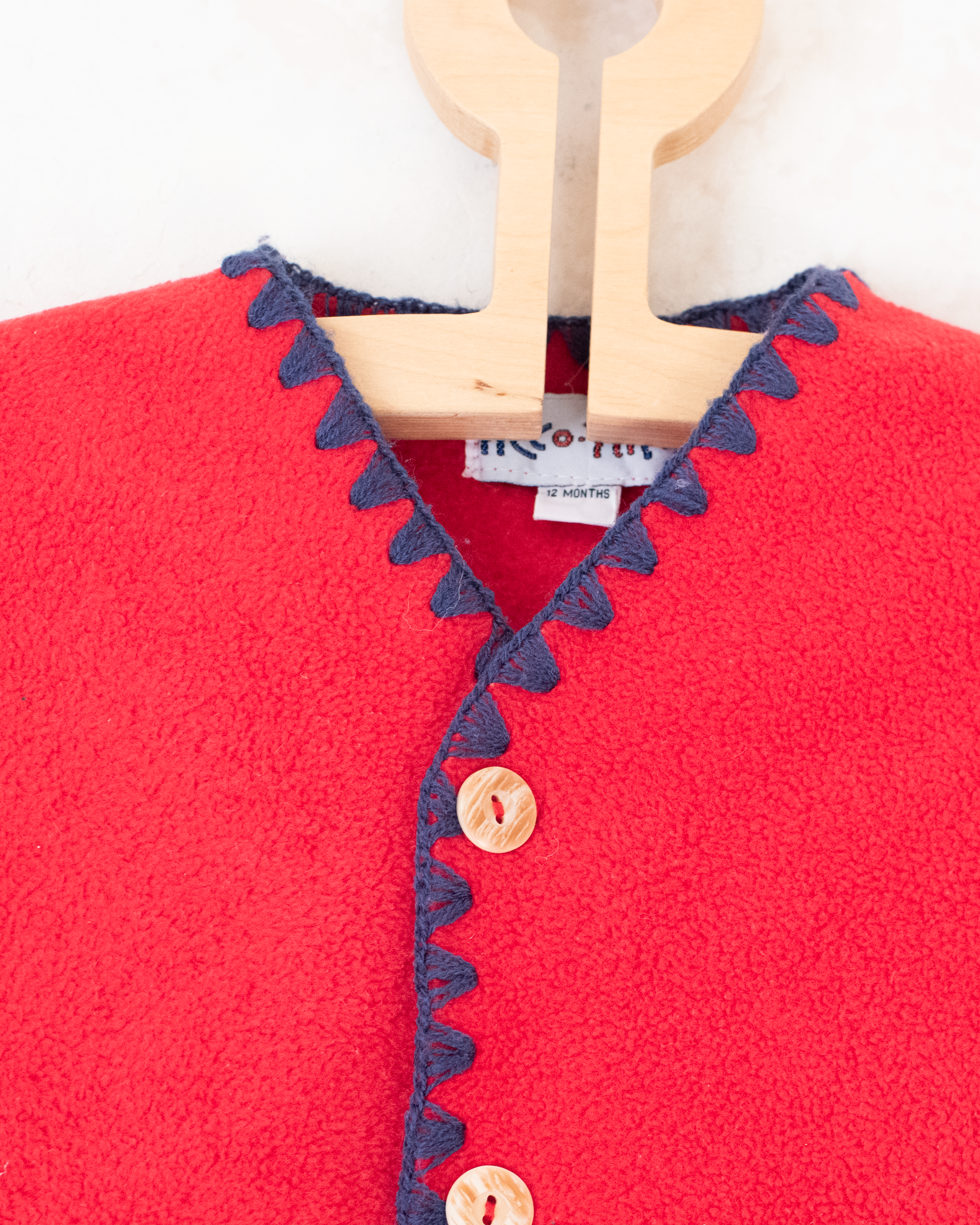 אפודת פליז אדומה עם רקמה של בונה | 12-18 חודשים