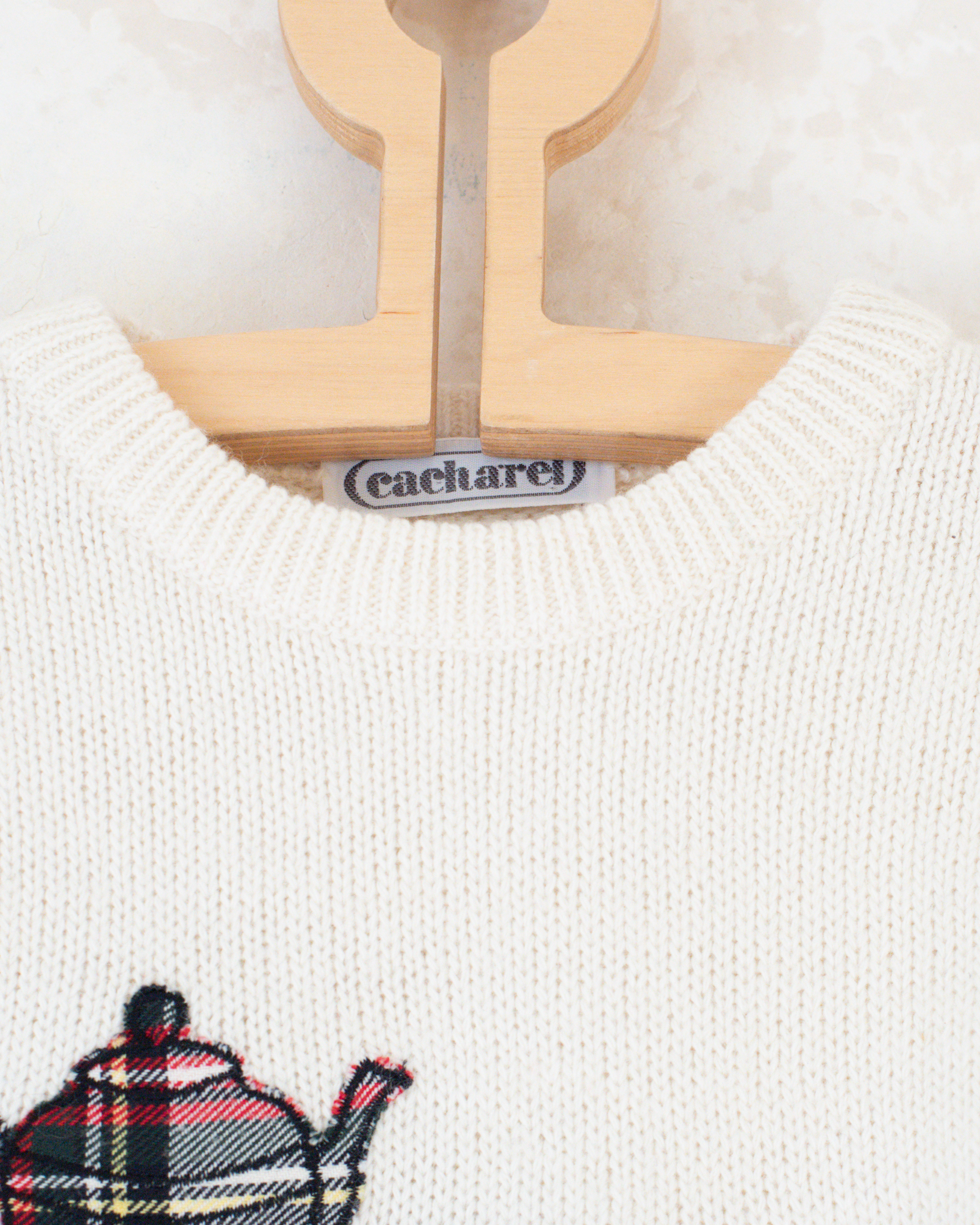 סוודר לבן עם רקמת קנקן תה וספלים | 3-4 שנים