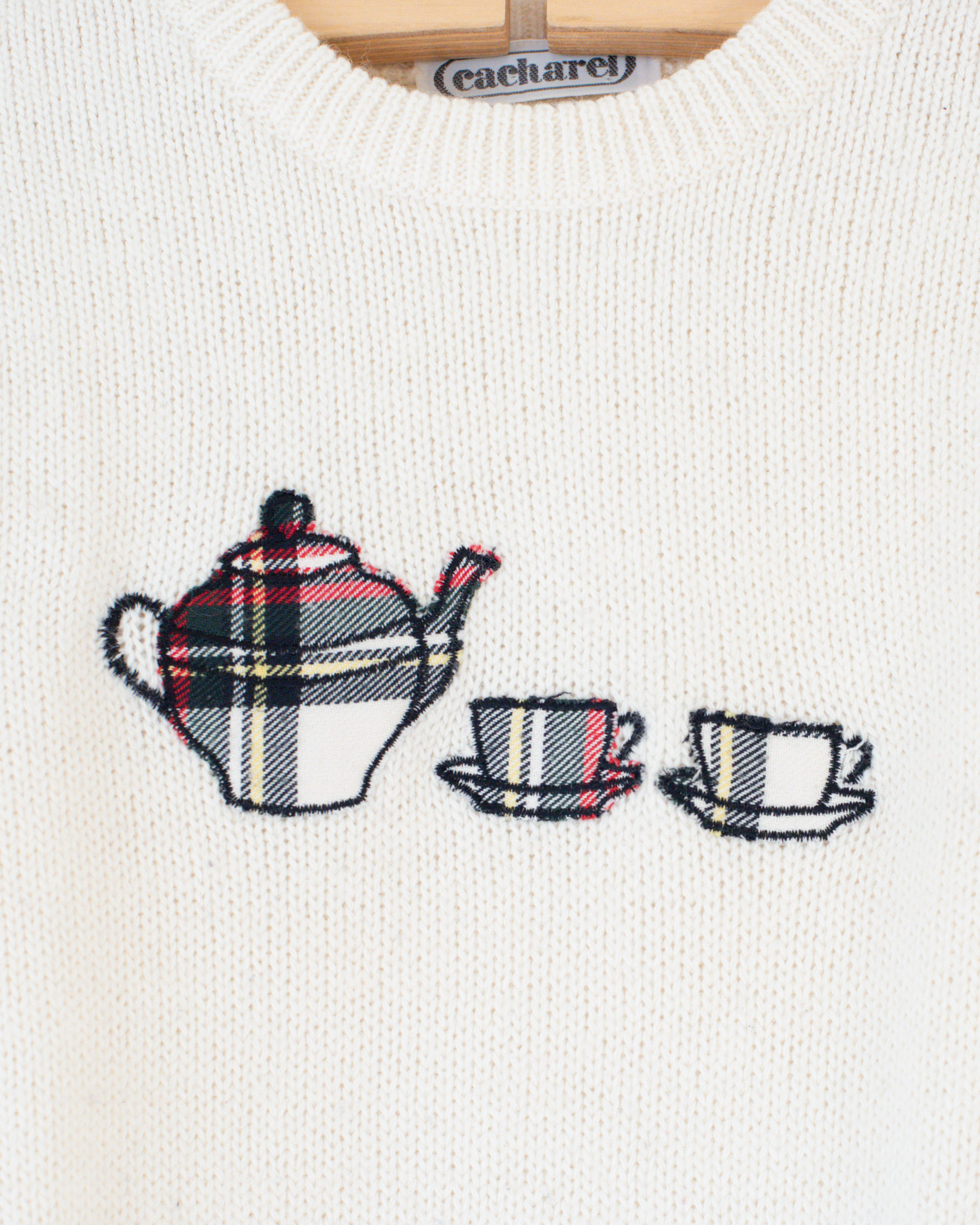 סוודר לבן עם רקמת קנקן תה וספלים | 3-4 שנים