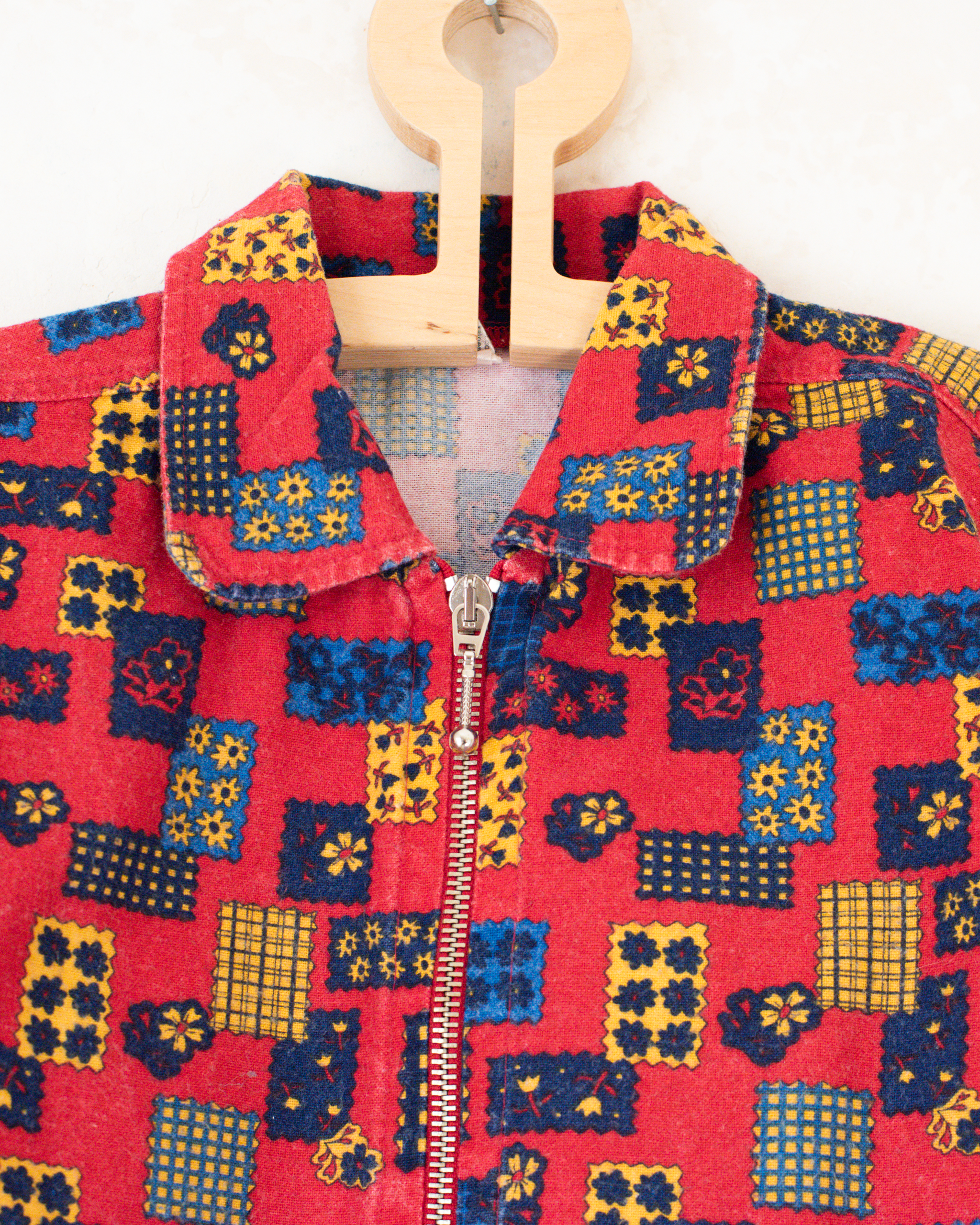 חולצה אדומה עם טלאים | 4-5 שנים