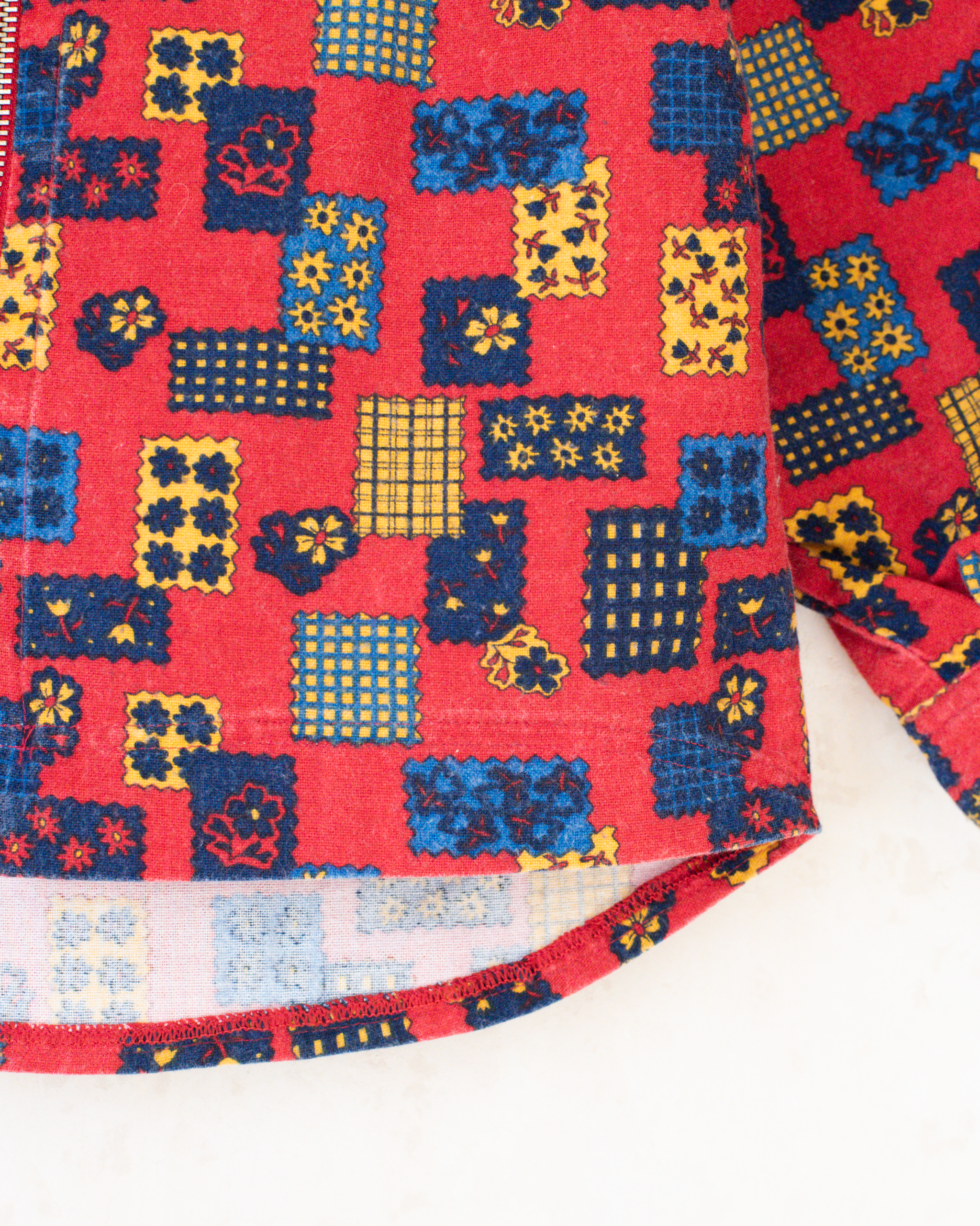 חולצה אדומה עם טלאים | 4-5 שנים