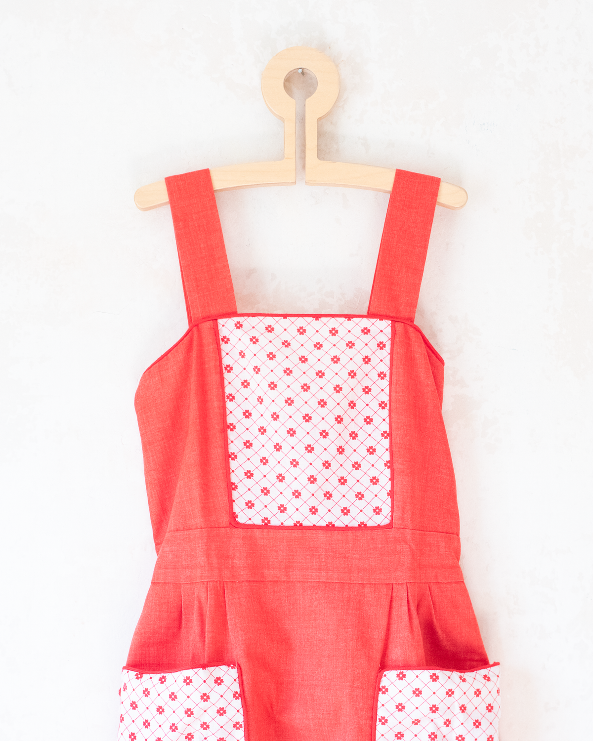 Red dress with flowers and pockets | 9-10 years