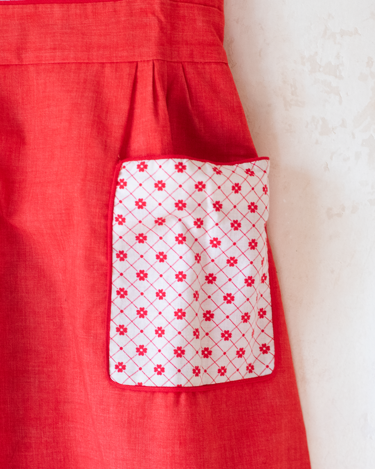 Red dress with flowers and pockets | 9-10 years