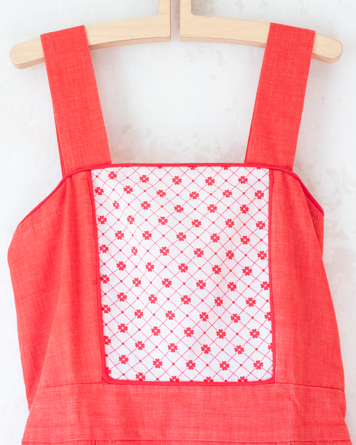 Red dress with flowers and pockets | 9-10 years