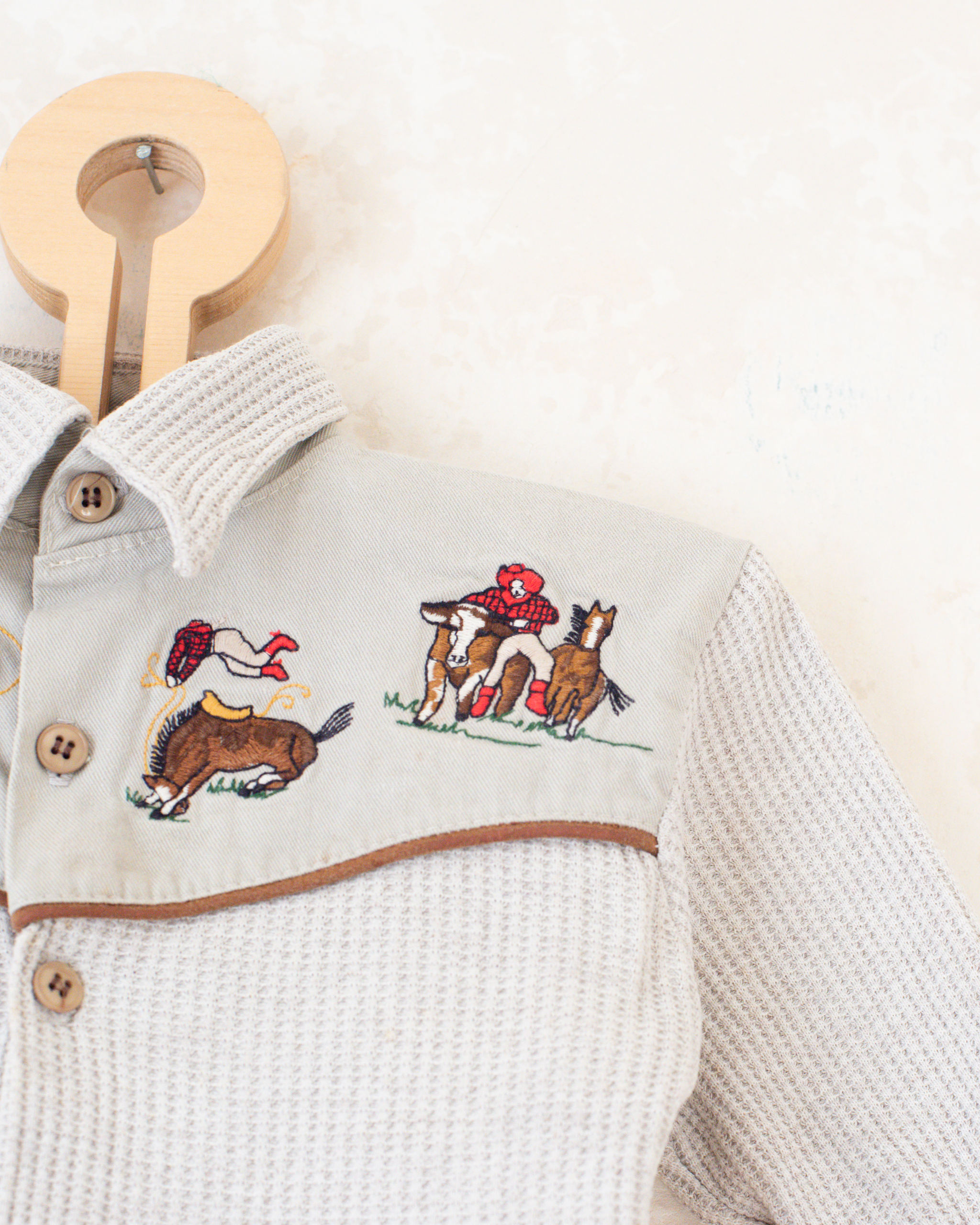 חולצת פיקה עם קאובוי רקומים | 9-12 חודשים