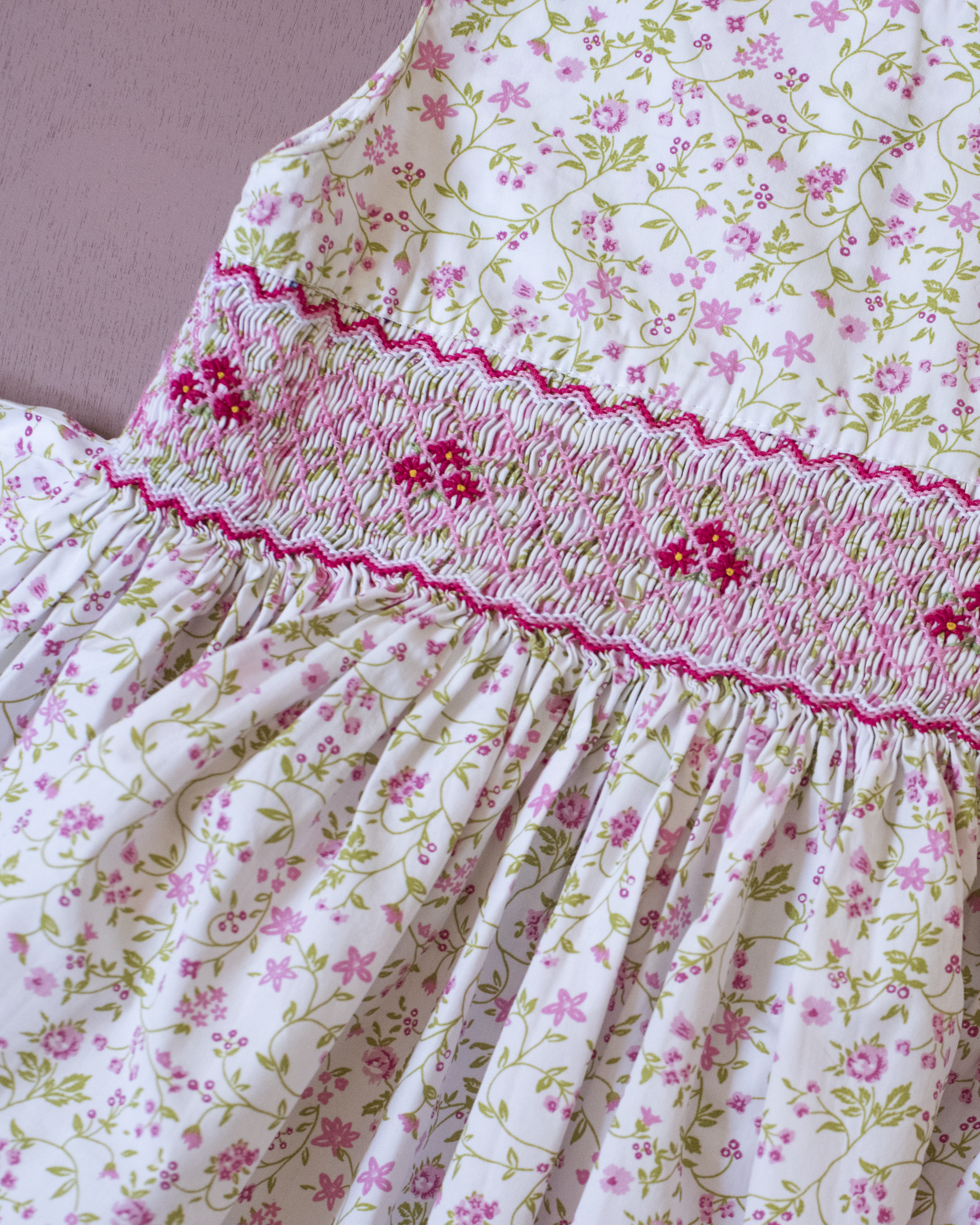 שמלה פרחונית עם רקמת כיווצים ופרחים | 8-9 שנים