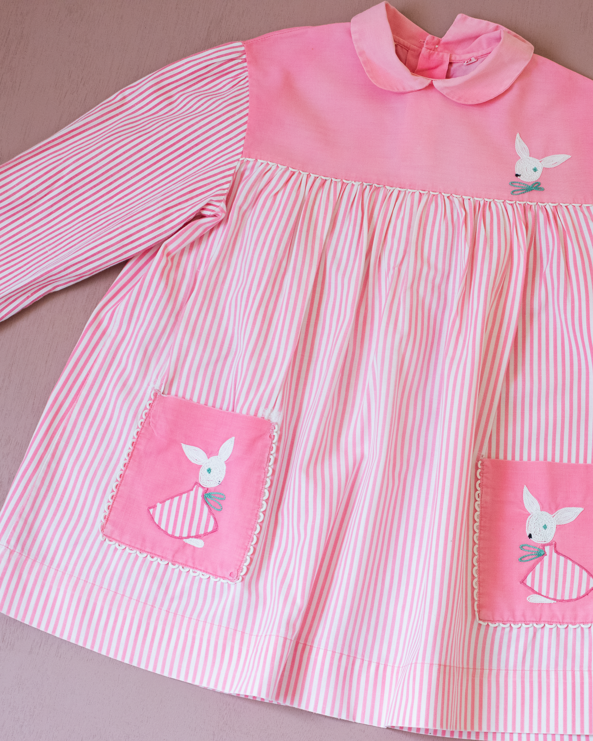 Pink tunic from the 50s with embroidered rabbits | 5-6 years