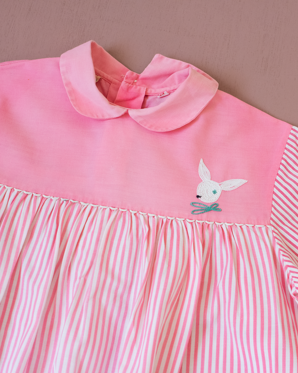 Pink tunic from the 50s with embroidered rabbits | 5-6 years