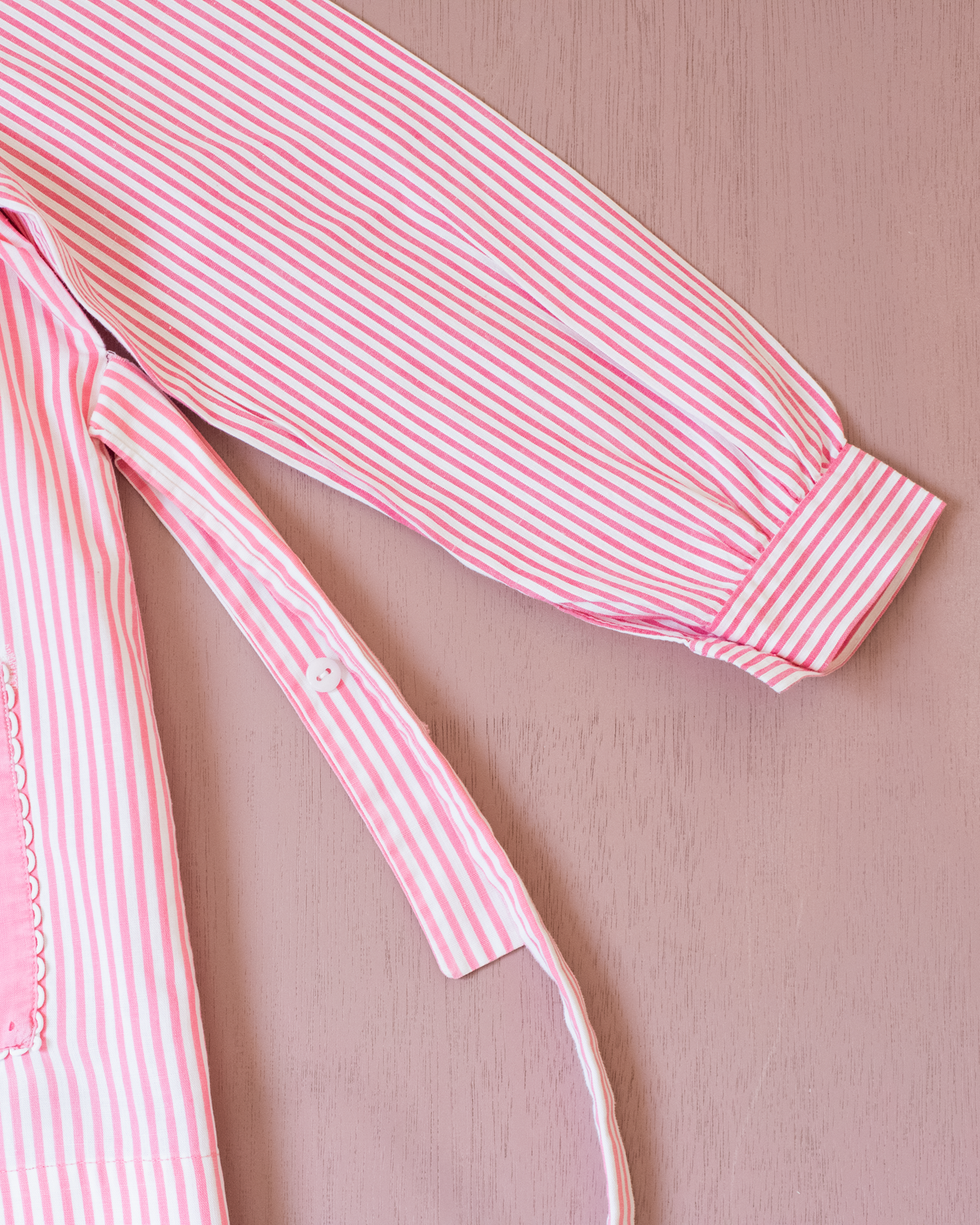 Pink tunic from the 50s with embroidered rabbits | 5-6 years