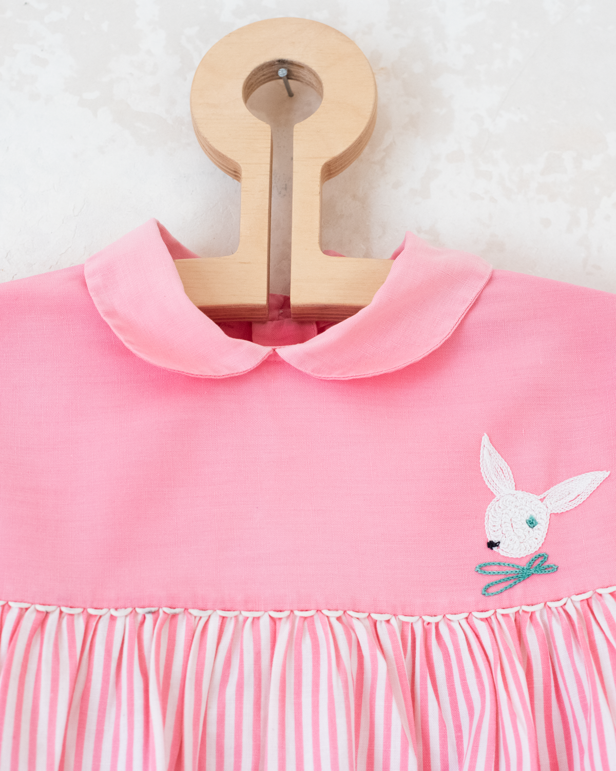 Pink tunic from the 50s with embroidered rabbits | 5-6 years
