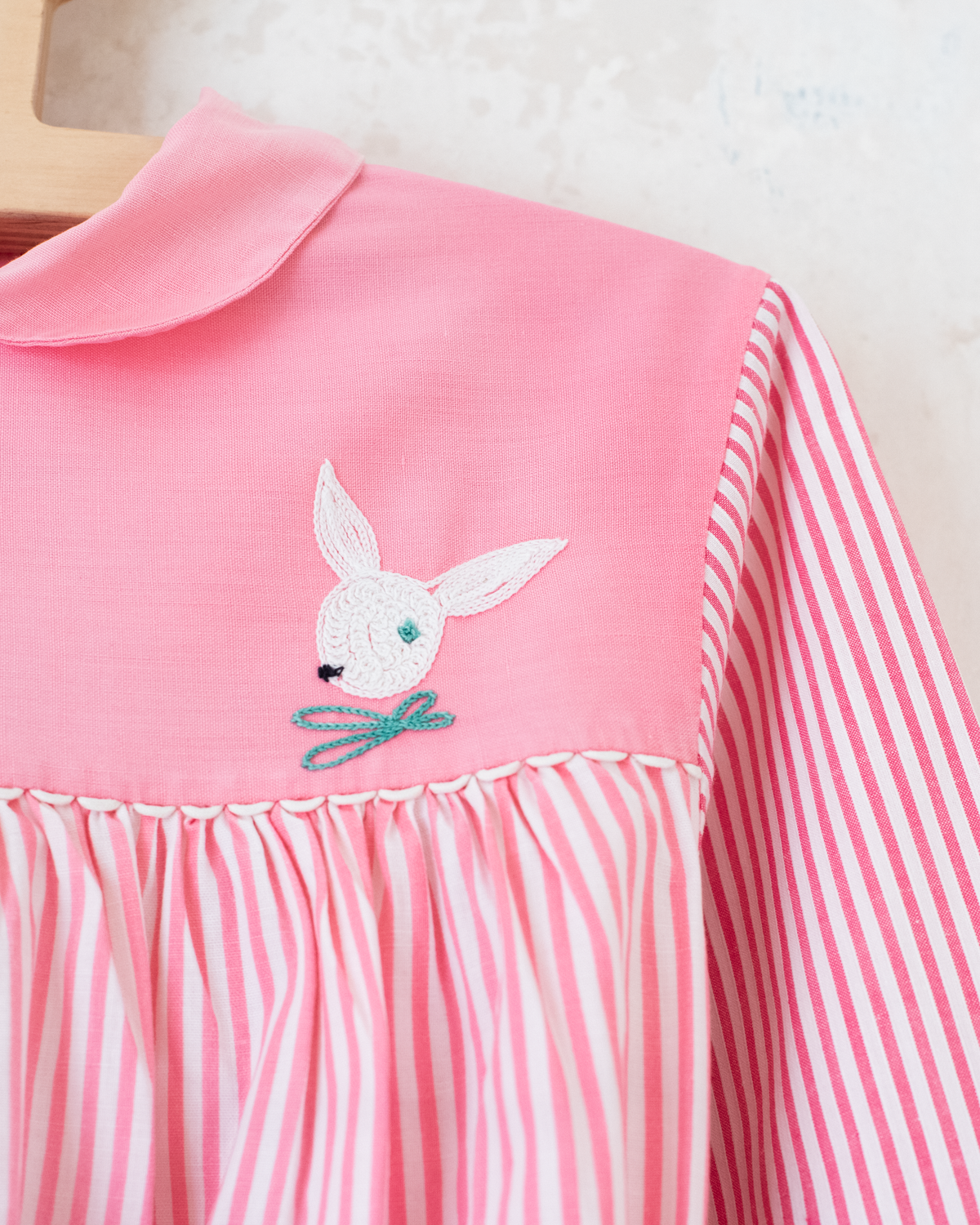 Pink tunic from the 50s with embroidered rabbits | 5-6 years