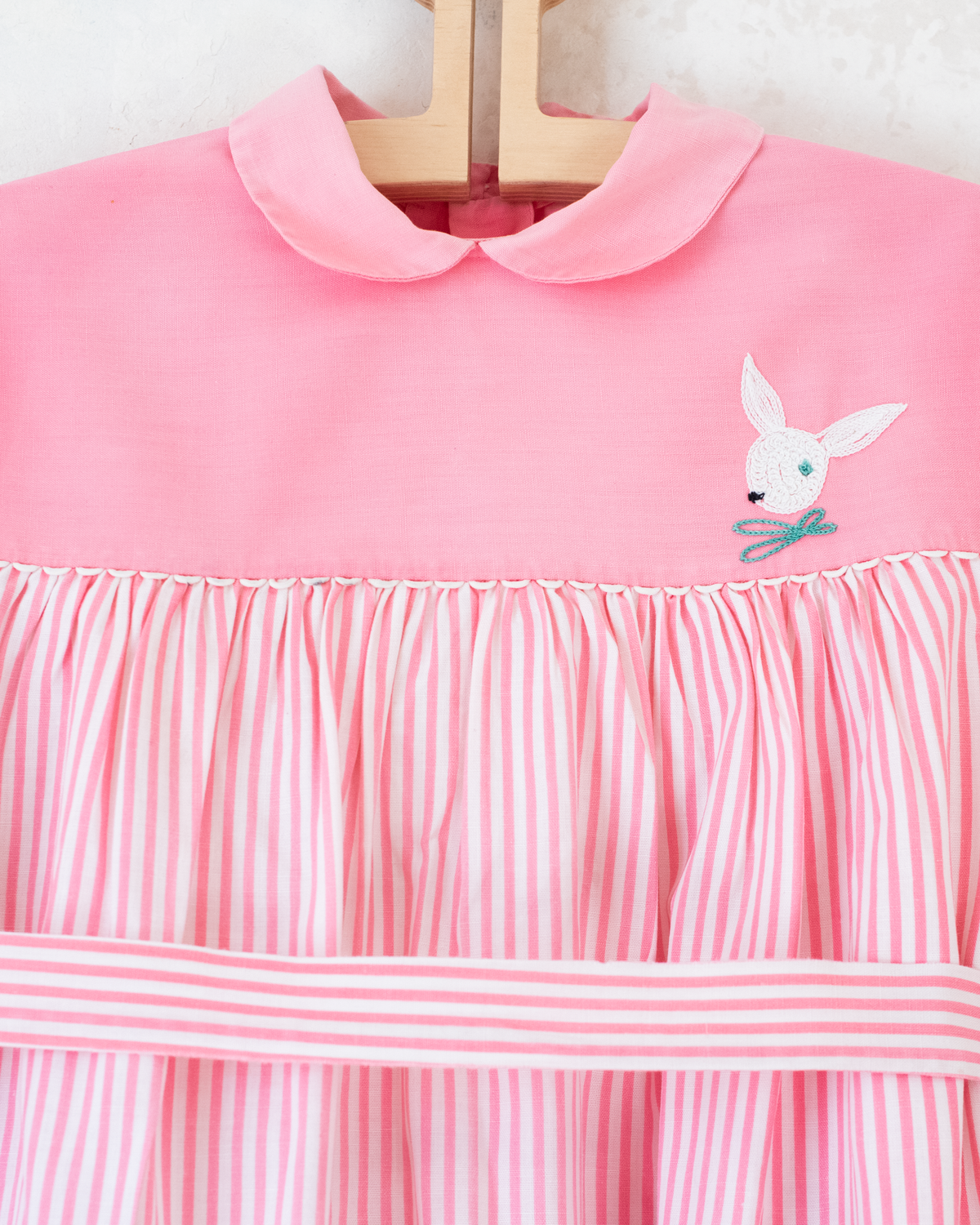 Pink tunic from the 50s with embroidered rabbits | 5-6 years