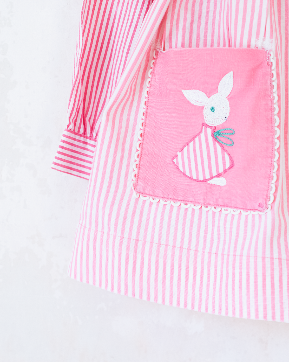 Pink tunic from the 50s with embroidered rabbits | 5-6 years