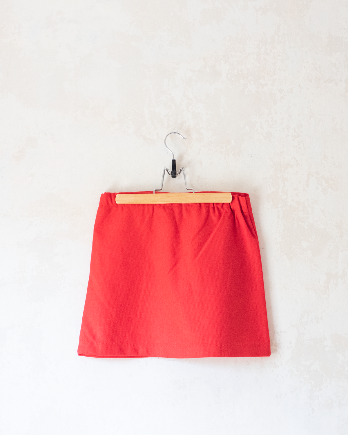 Red Seventies skirt with flower buttons | 8-9 years 