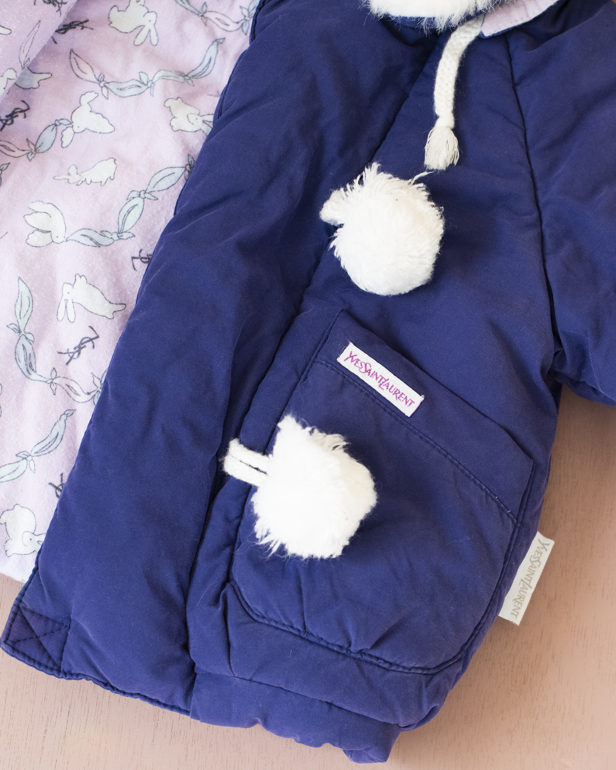 מעיל פוך סגול מבית איב סאן לורן עם פונפונים וארנבים | 9-12 חודשים