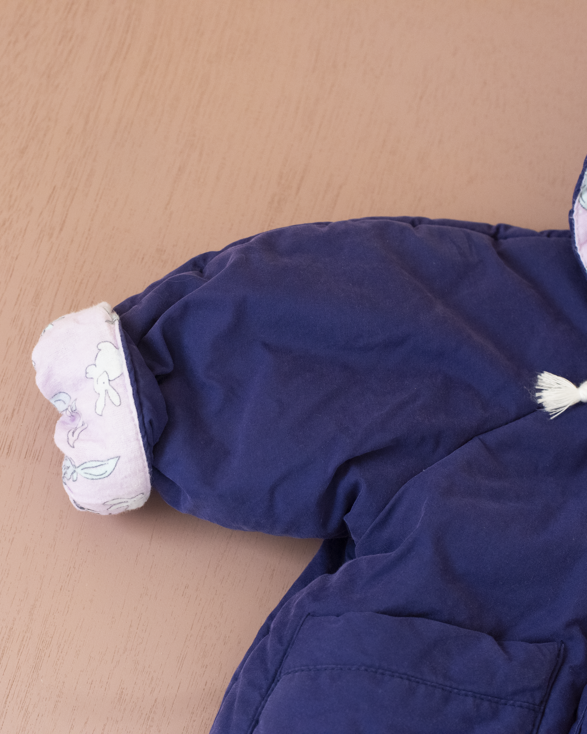 מעיל פוך סגול מבית איב סאן לורן עם פונפונים וארנבים | 9-12 חודשים