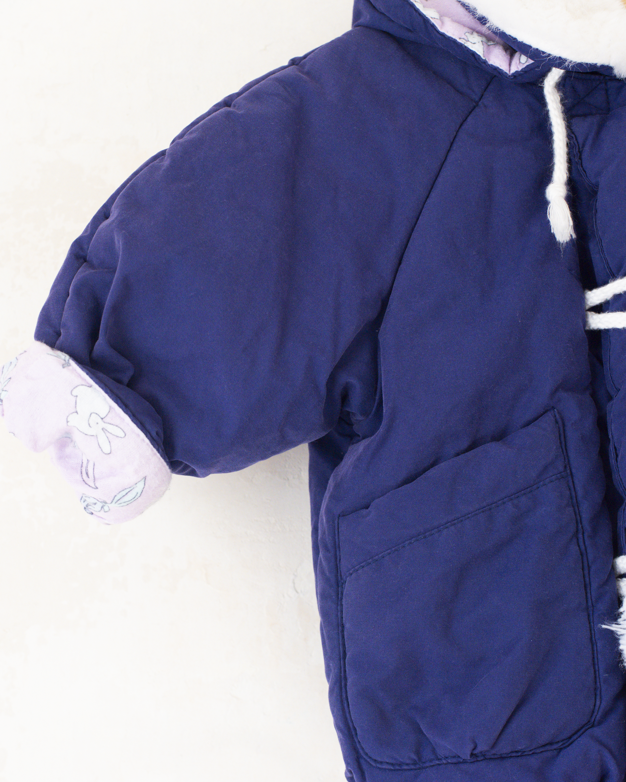 מעיל פוך סגול מבית איב סאן לורן עם פונפונים וארנבים | 9-12 חודשים