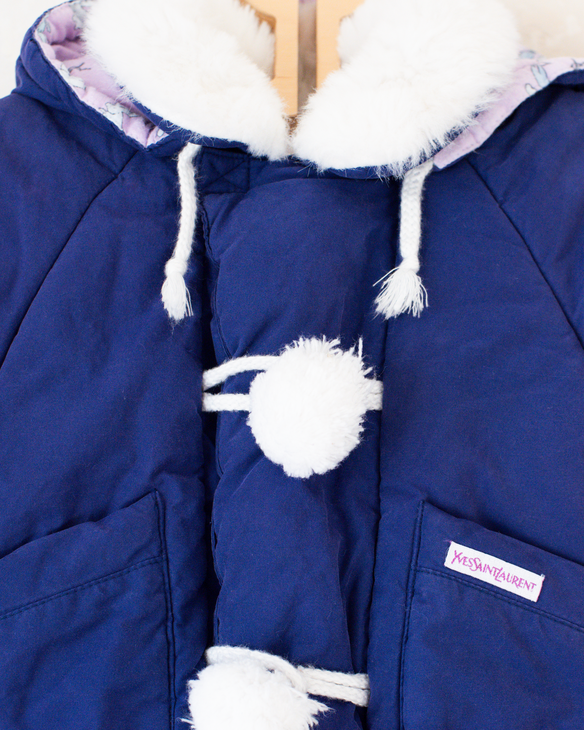 מעיל פוך סגול מבית איב סאן לורן עם פונפונים וארנבים | 9-12 חודשים