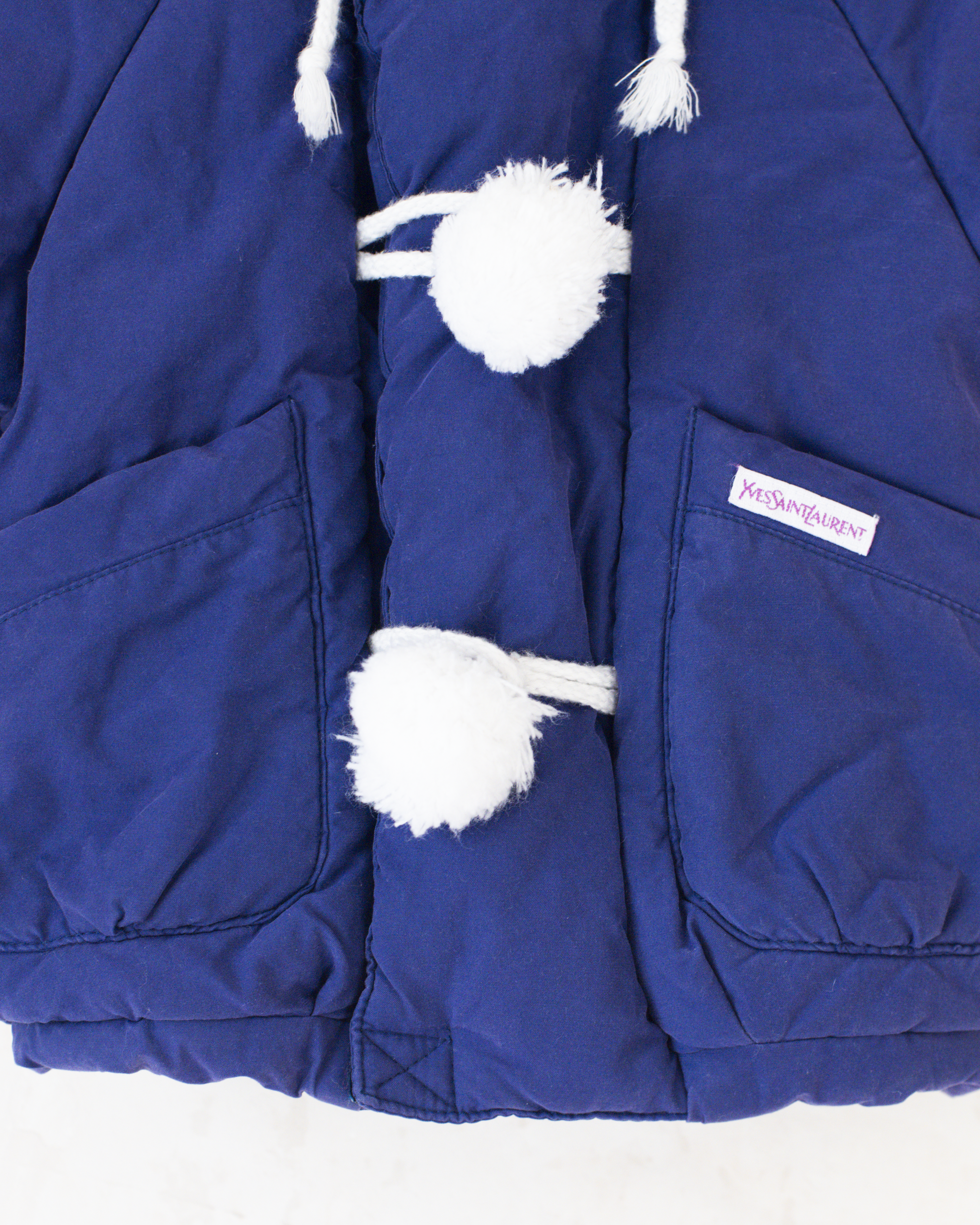 מעיל פוך סגול מבית איב סאן לורן עם פונפונים וארנבים | 9-12 חודשים