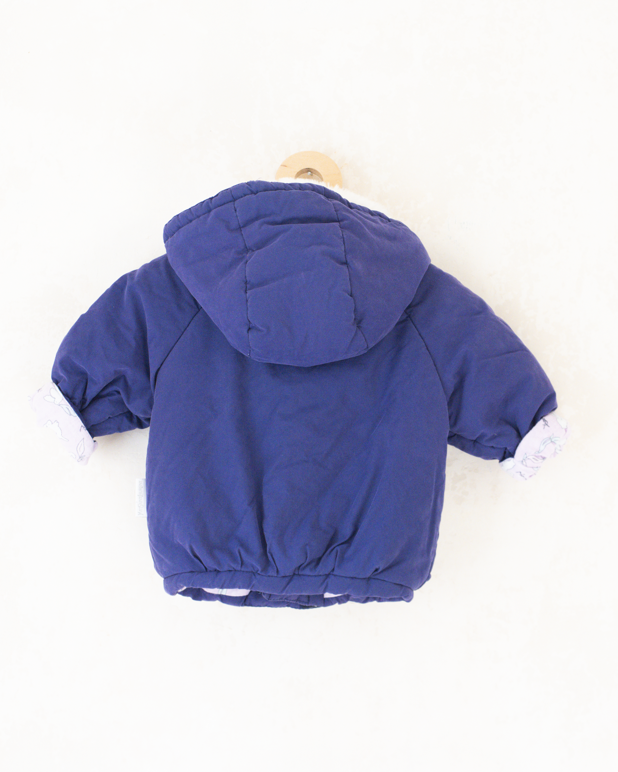 מעיל פוך סגול מבית איב סאן לורן עם פונפונים וארנבים | 9-12 חודשים