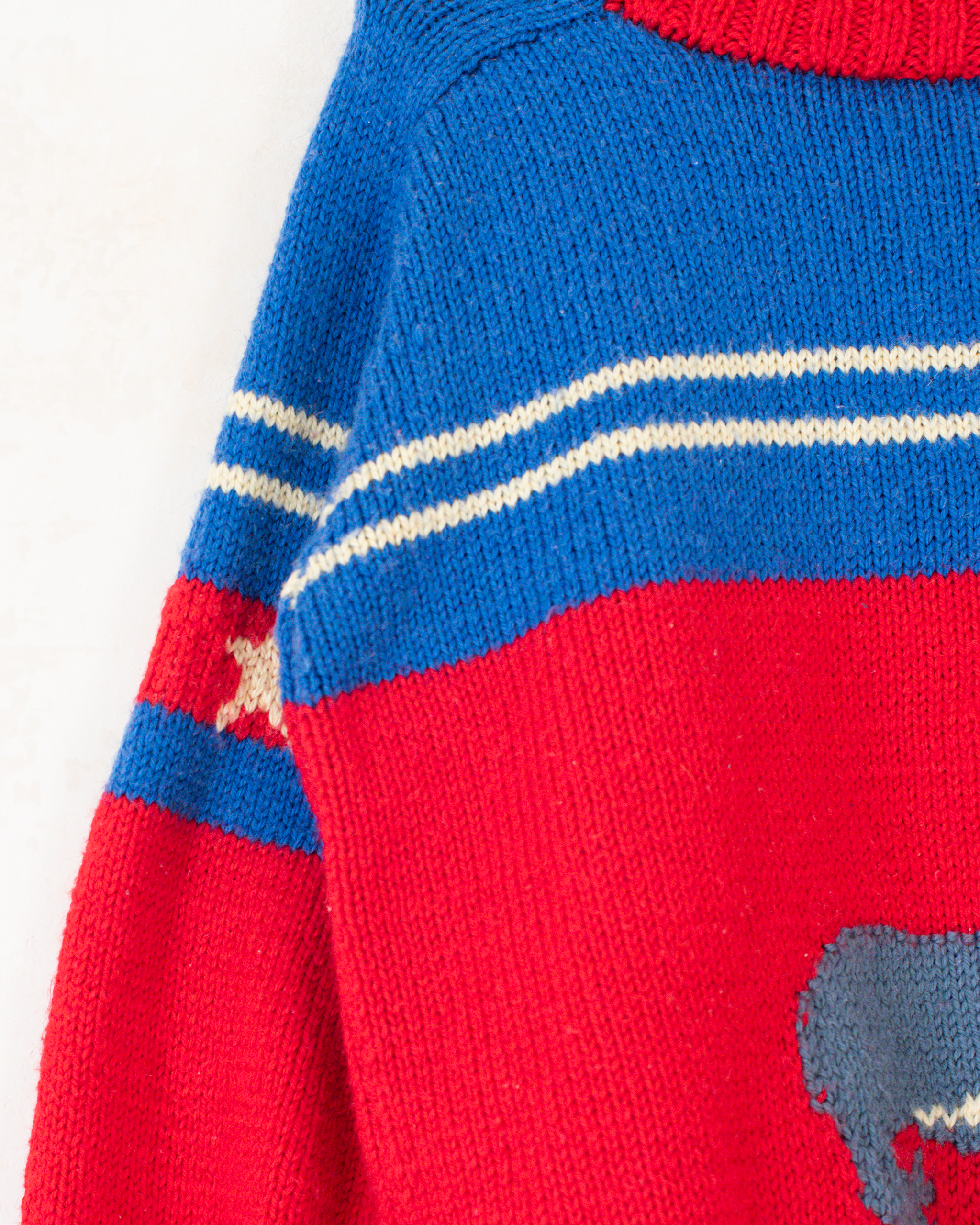 סוודר צמר אדום וכחול עם כלב ים | 5-6 שנים