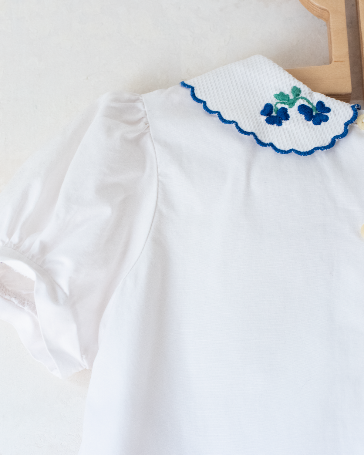 White button-down shirt with embroidered collar | 5-6 years
