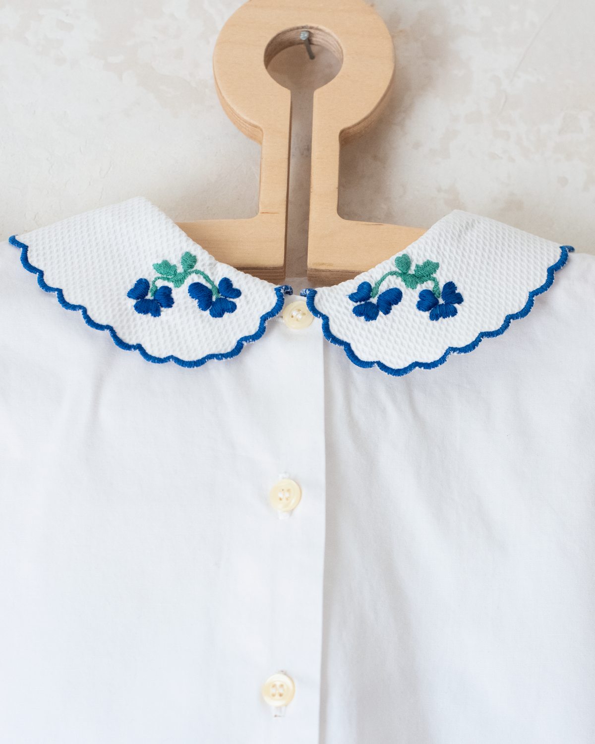 White button-down shirt with embroidered collar | 5-6 years