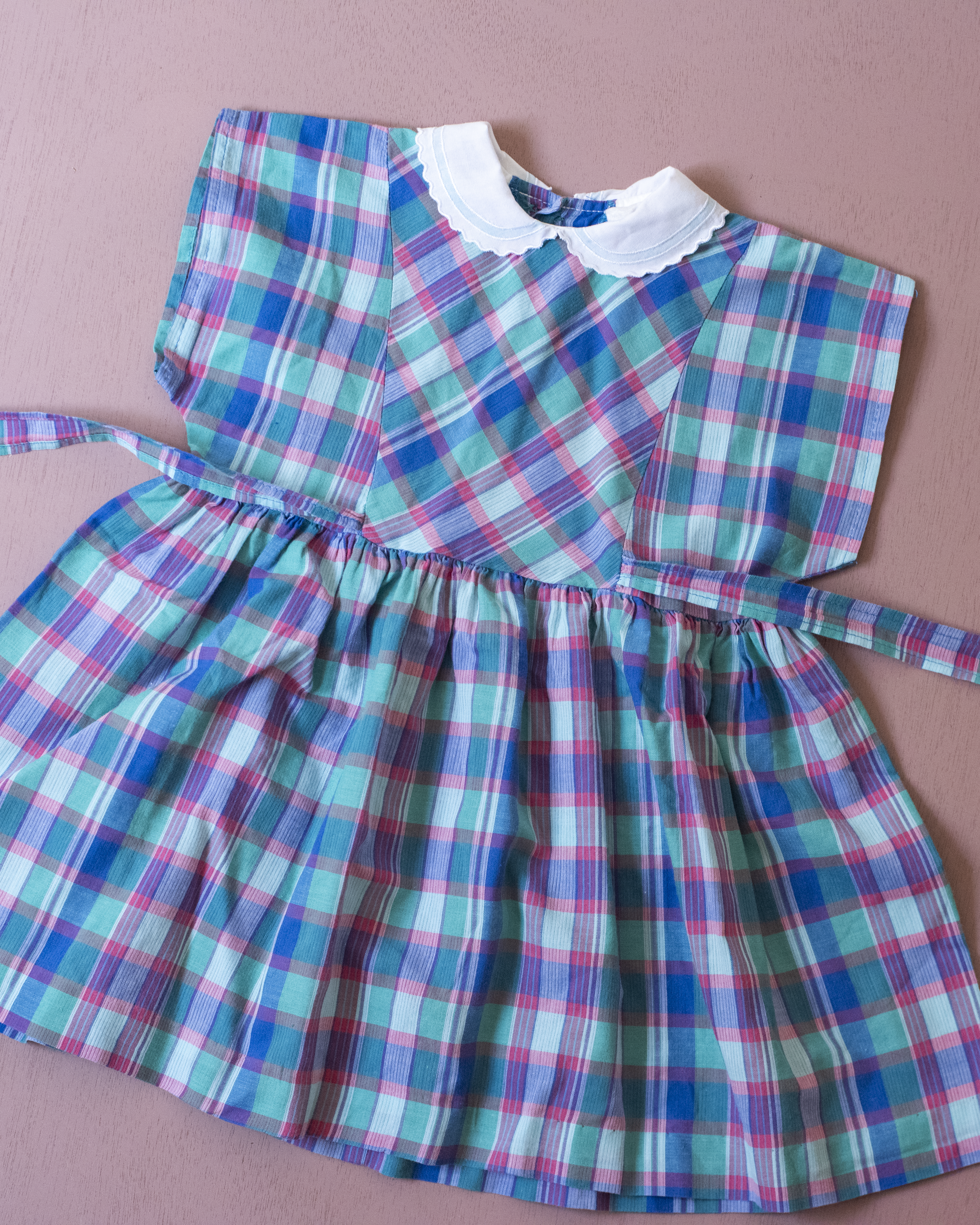 שמלת משבצות צבעוניות וצווארון רקום | 9-12 חודשים