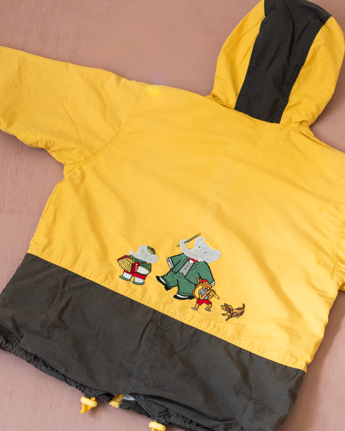 Brown and yellow jacket with embroideries of the King in Bubber | 5-6 years