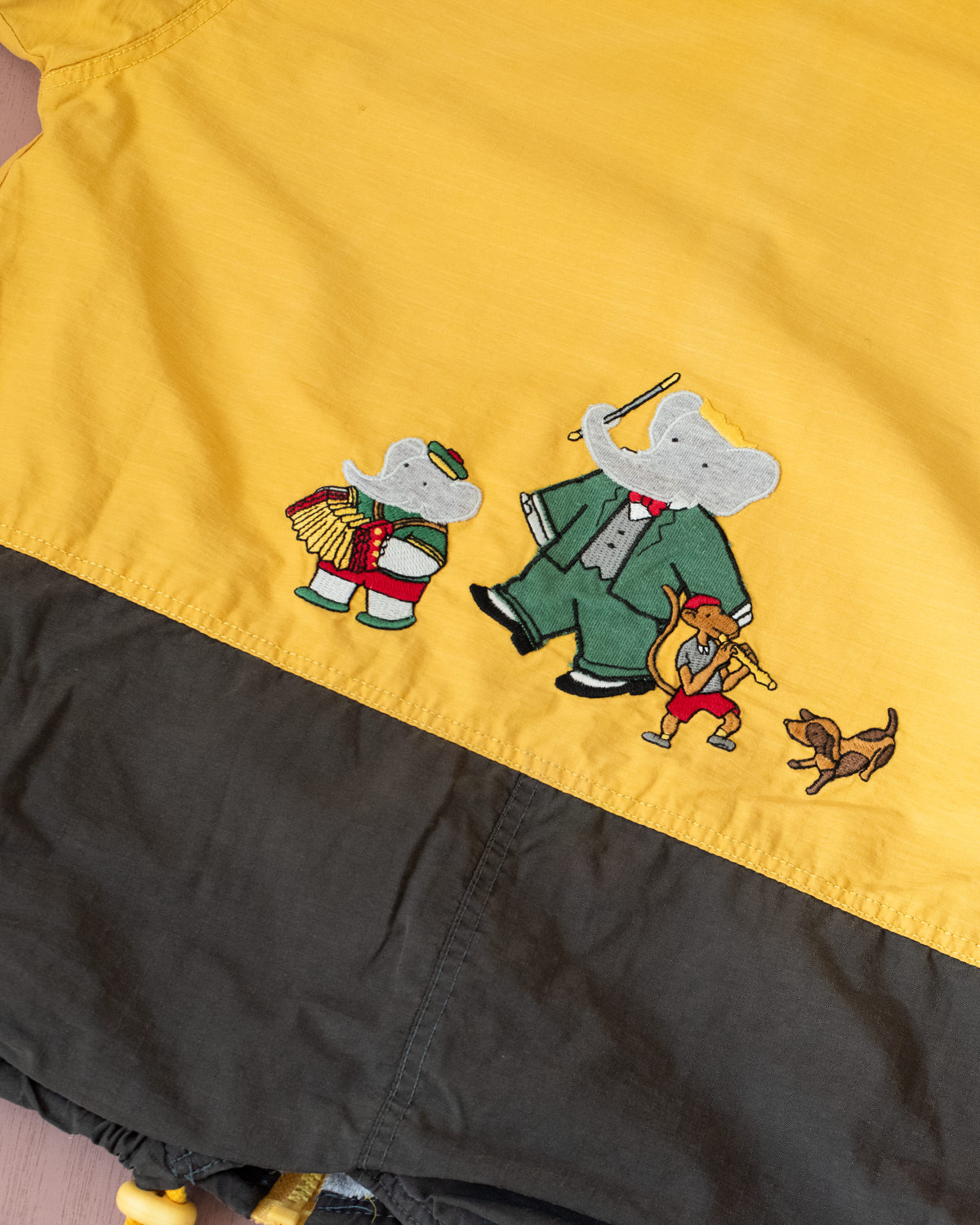 Brown and yellow jacket with embroideries of the King in Bubber | 5-6 years