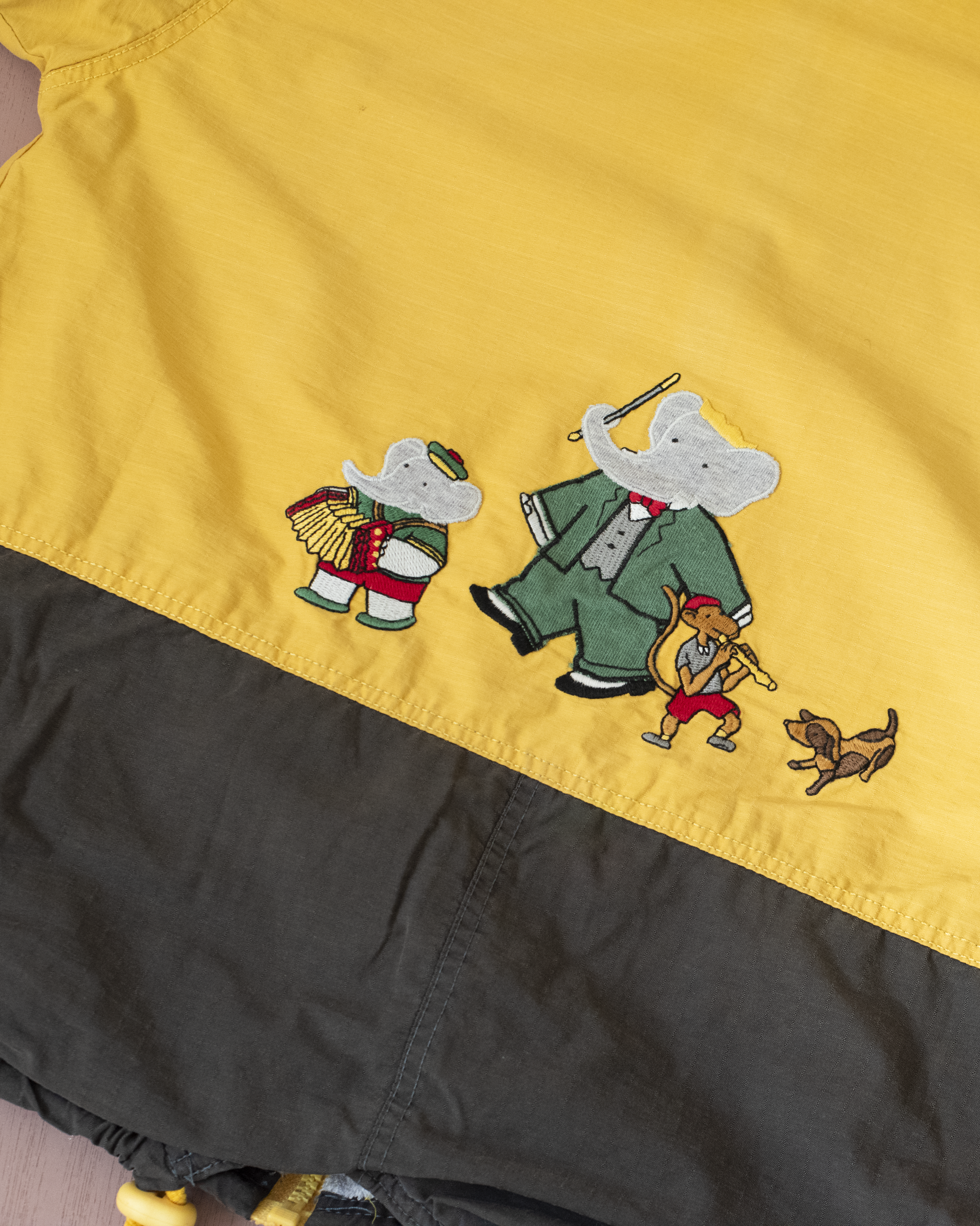 ז׳קט חום וצהוב עם רקמות של המלך בבר | 5-6 שנים