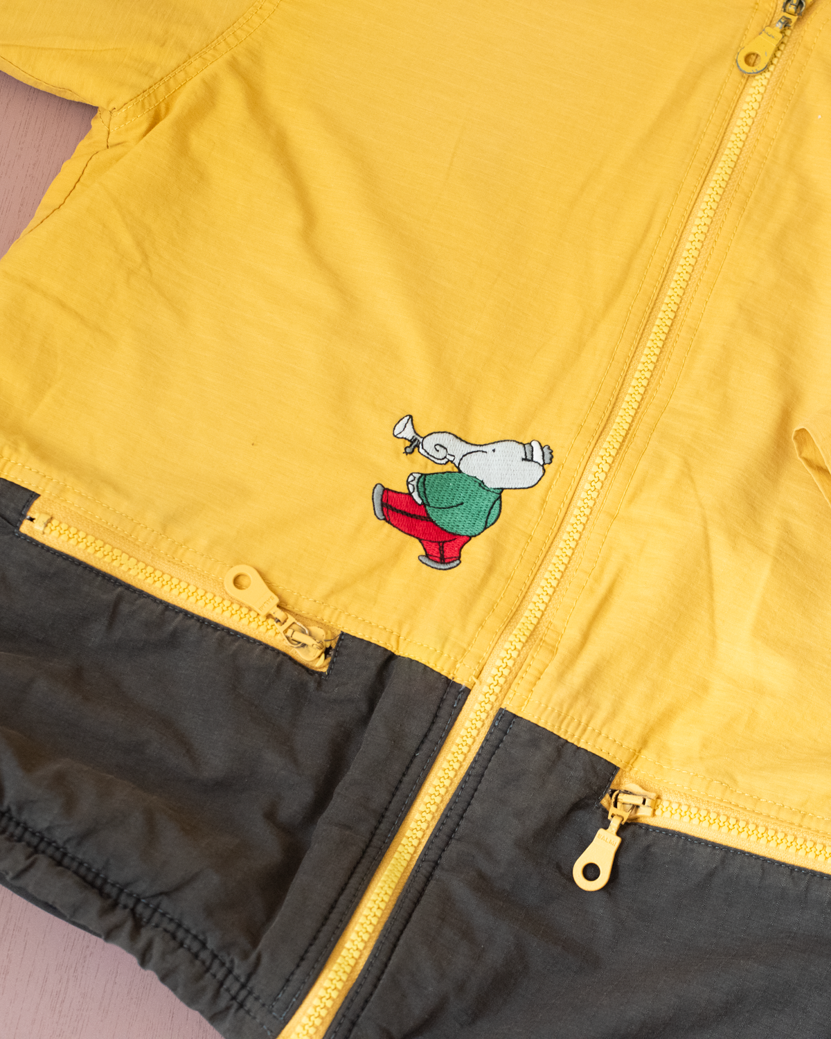 Brown and yellow jacket with embroideries of the King in Bubber | 5-6 years