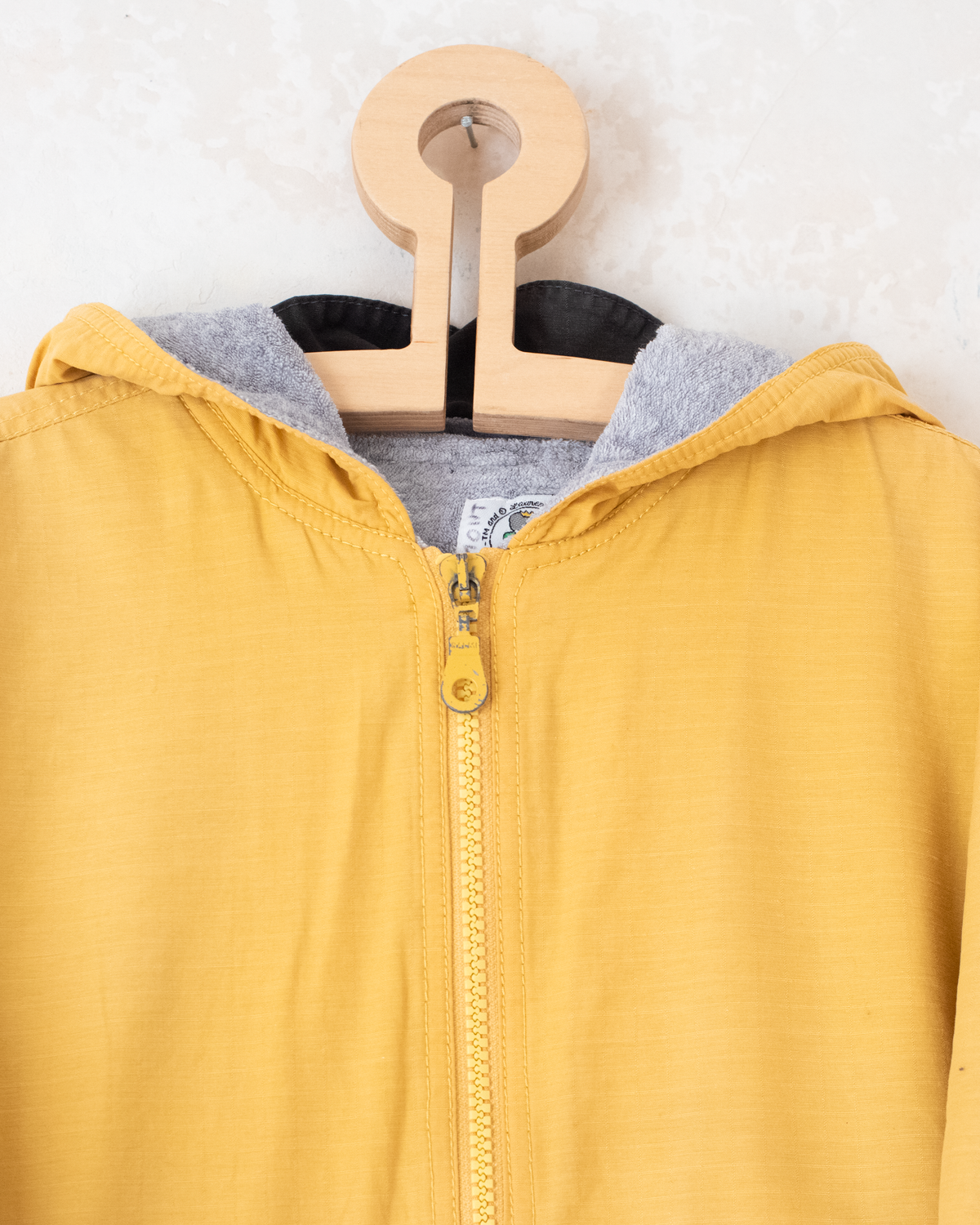 Brown and yellow jacket with embroideries of the King in Bubber | 5-6 years