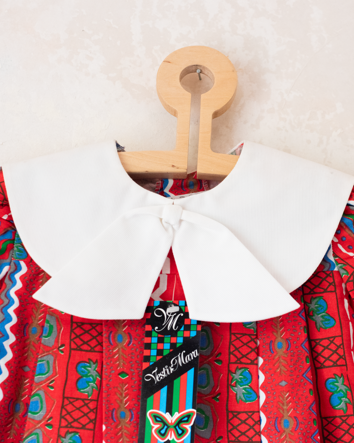 Red printed dress with wide collar | Spanish Deadstock | 5-6 years