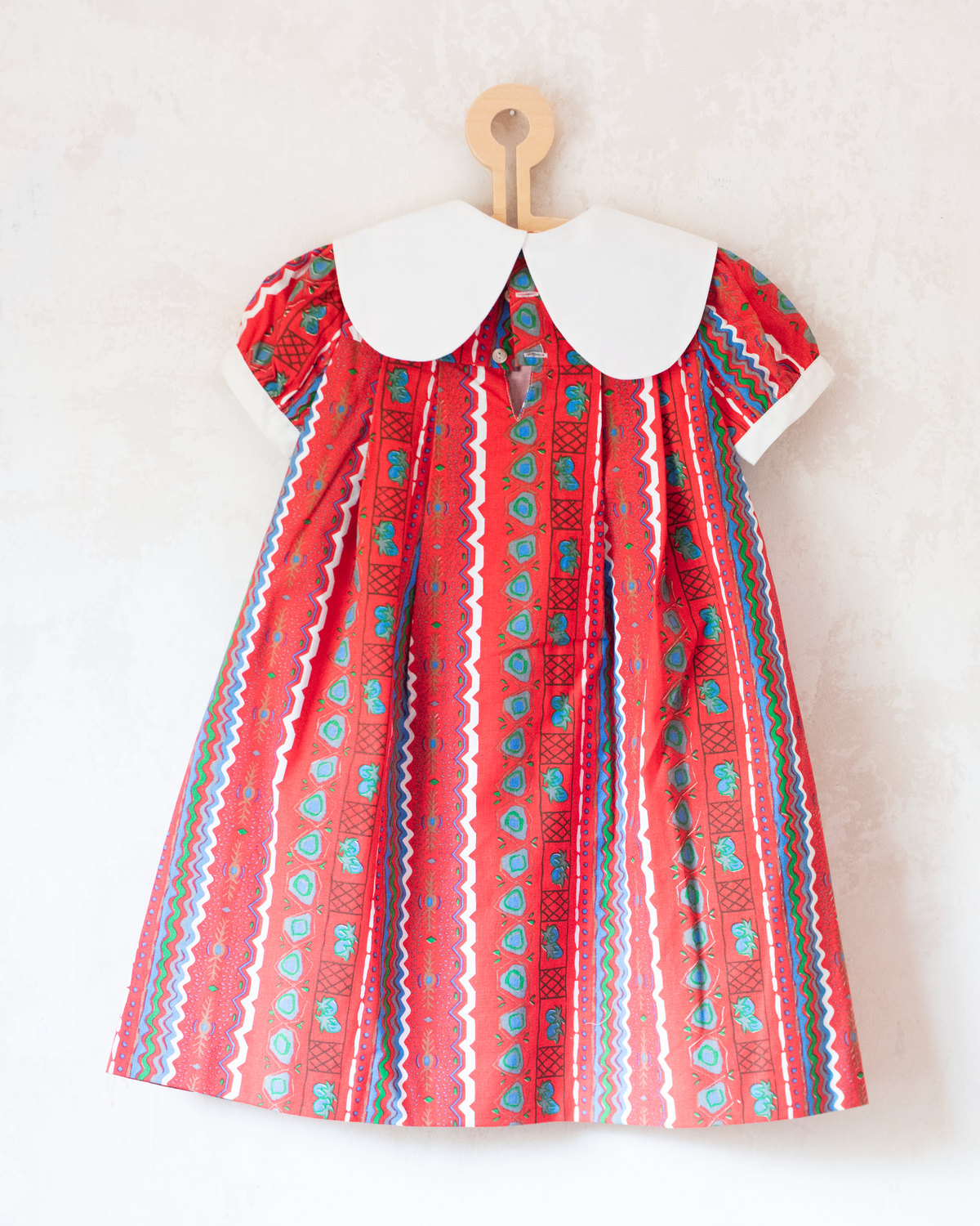 Red printed dress with wide collar | Spanish Deadstock | 5-6 years