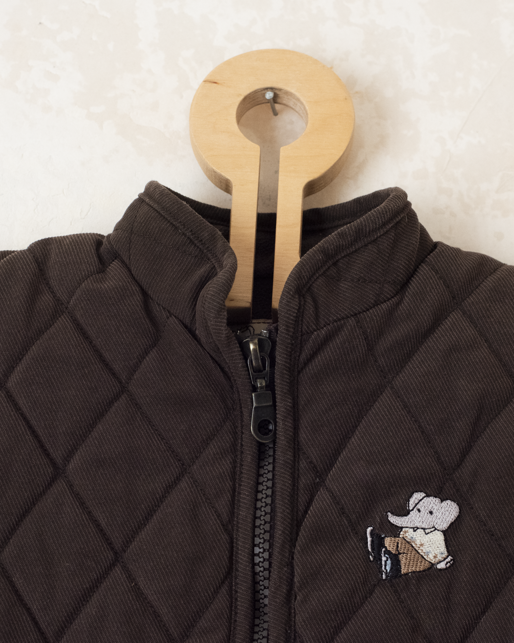 ז׳קט קווילט חום עם רקמה של המלך בבר | 12-18 חודשים