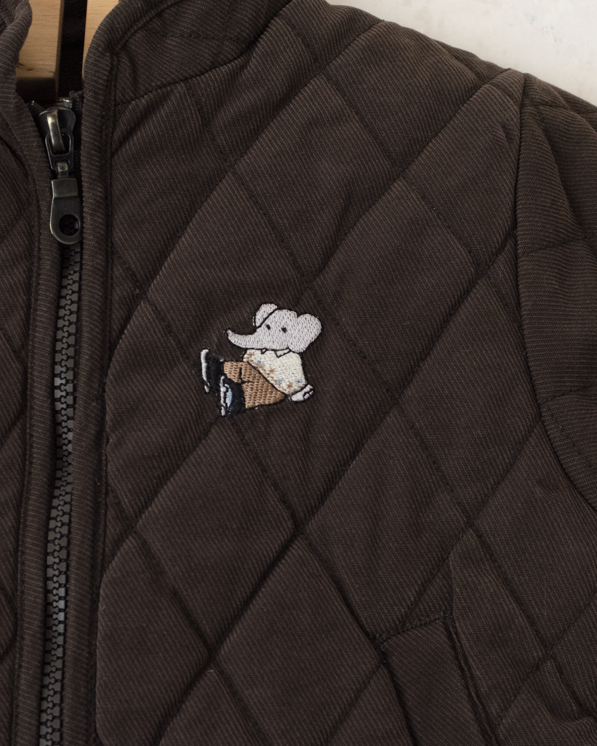 ז׳קט קווילט חום עם רקמה של המלך בבר | 12-18 חודשים