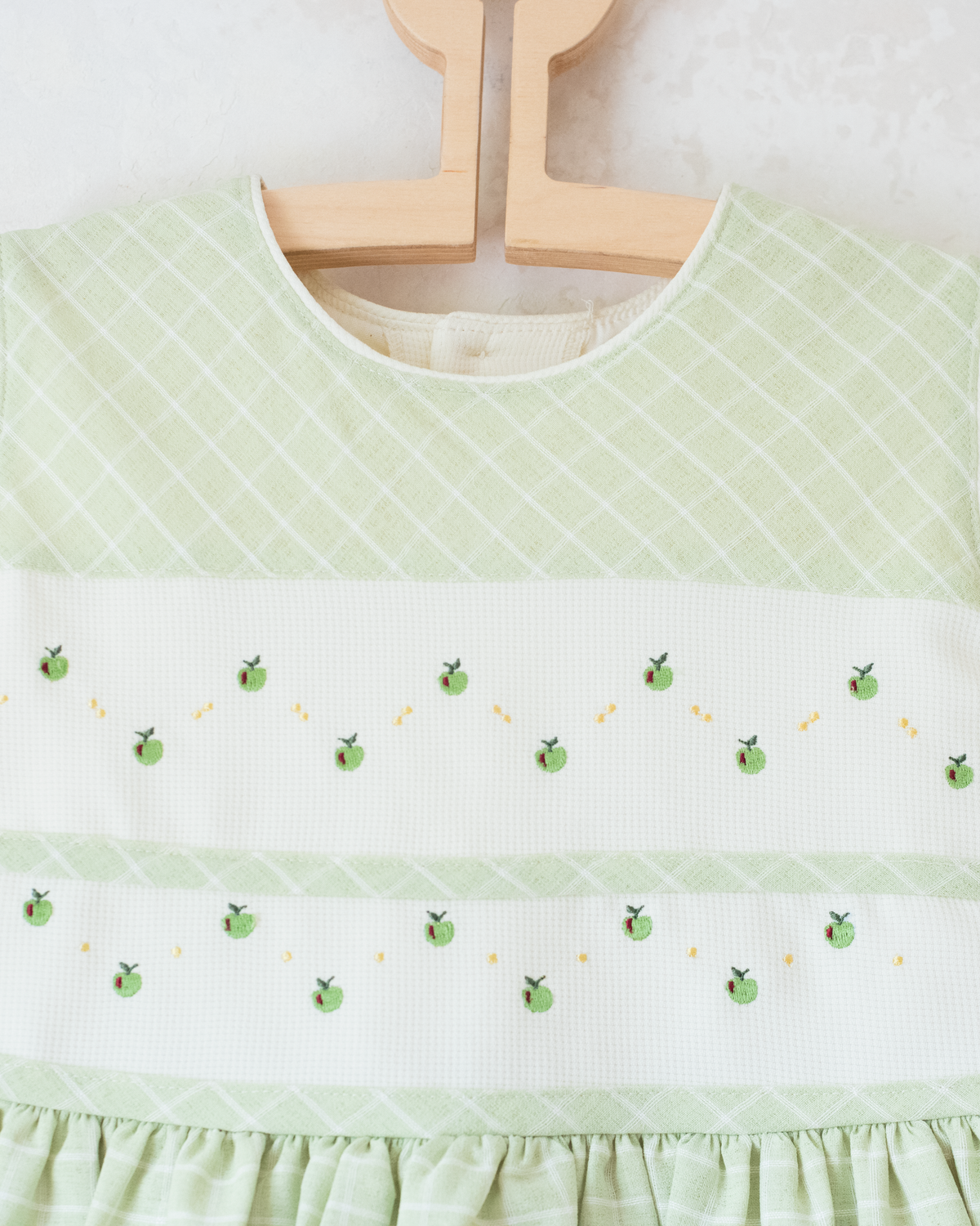 Green plaid dress with apple embroidery | Spanish deadstock | 6-7 years