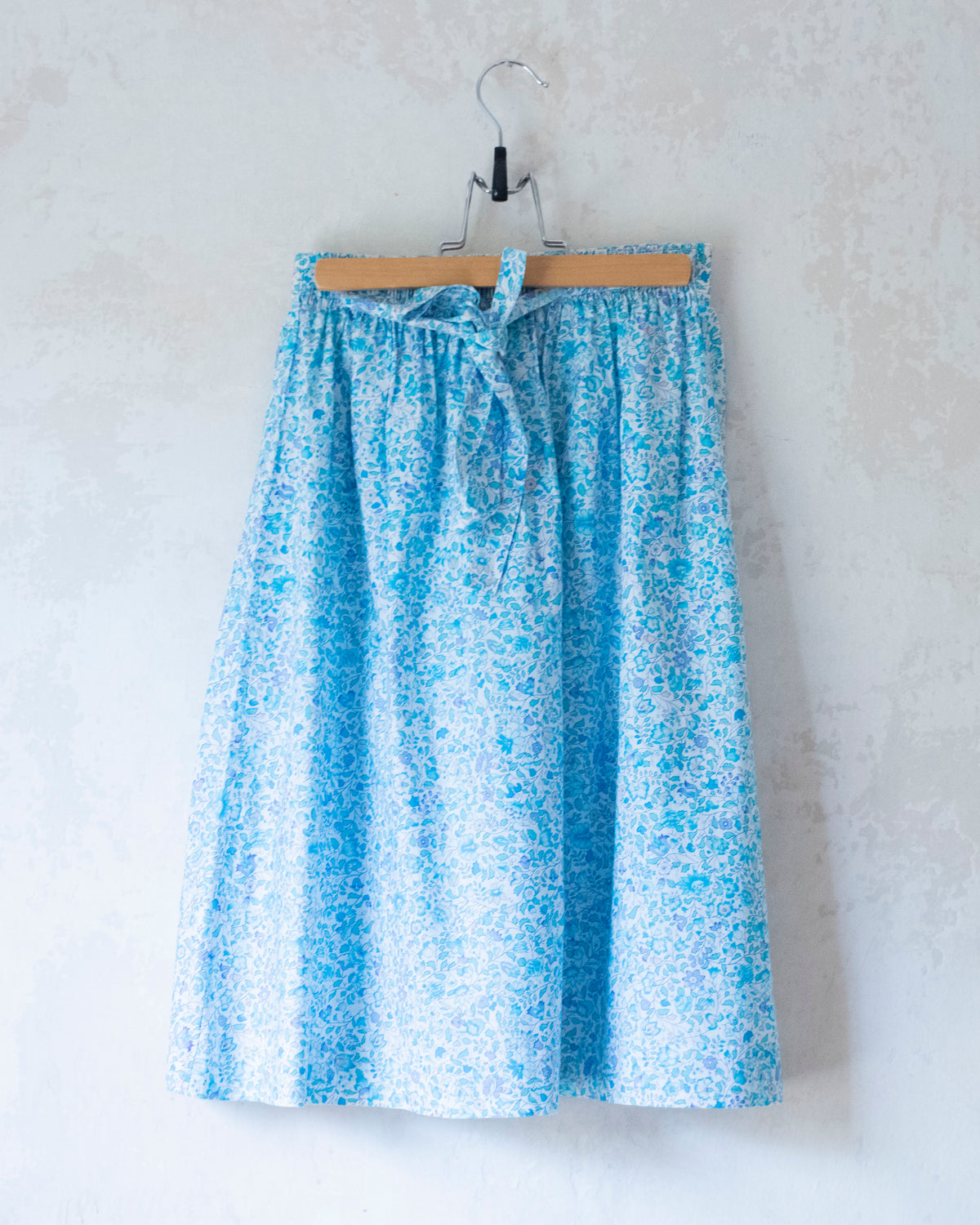 Floral shirt and skirt in shades of light blue | 10-11 years